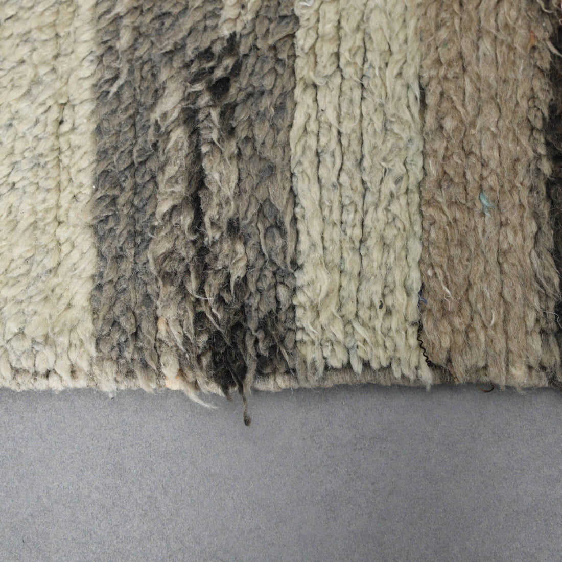Boujaad Rug 4.6×3.4 ft – Handmade Moroccan Wool Rug in Earthy Neutral Stripes