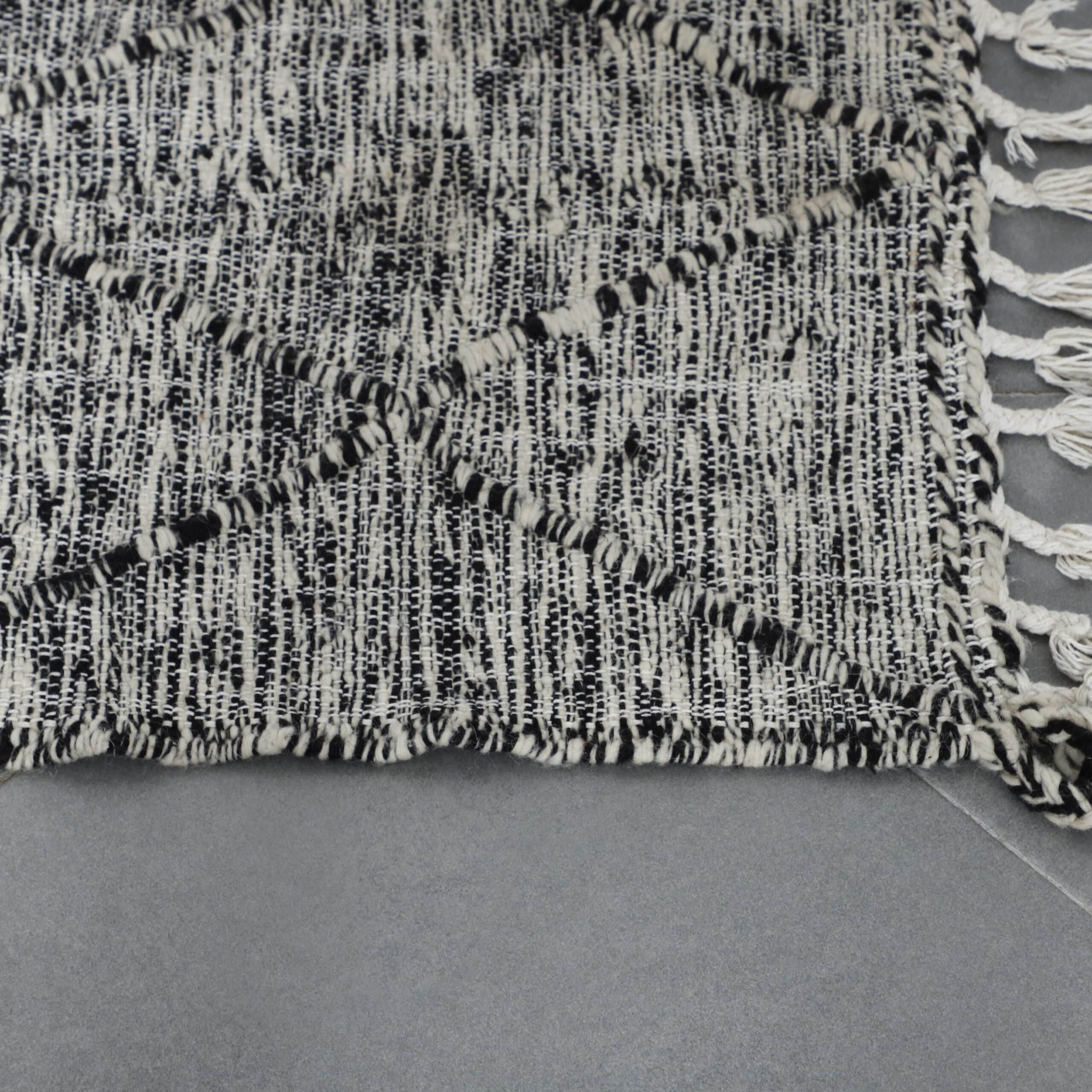 Zanafi Kilim Rug 3.5×2.2 ft – Handmade Moroccan Wool Rug in Black and White Geometric Design