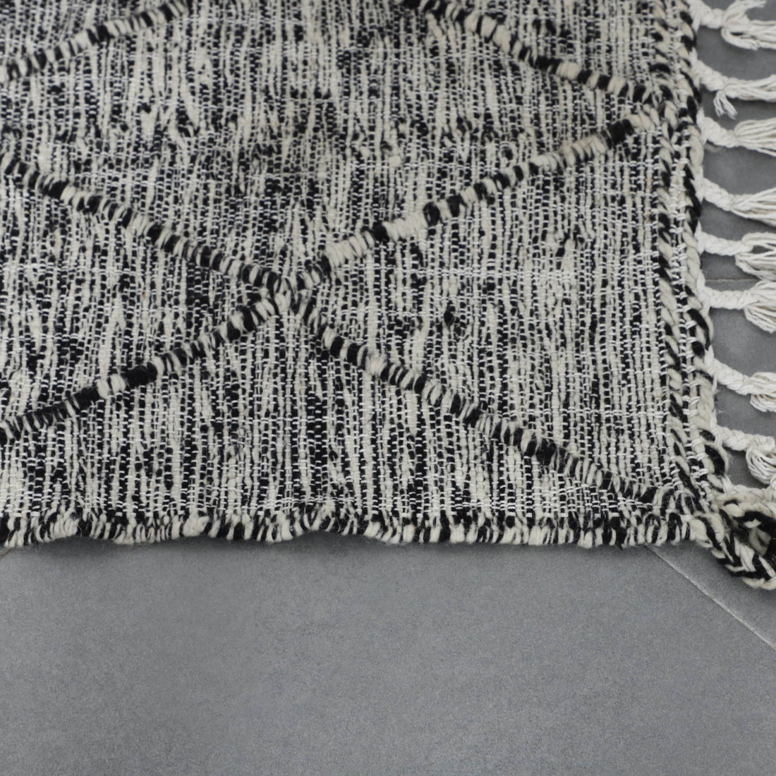 Zanafi Kilim Rug 3.5×2.2 ft – Handmade Moroccan Wool Rug in Black and White Geometric Design
