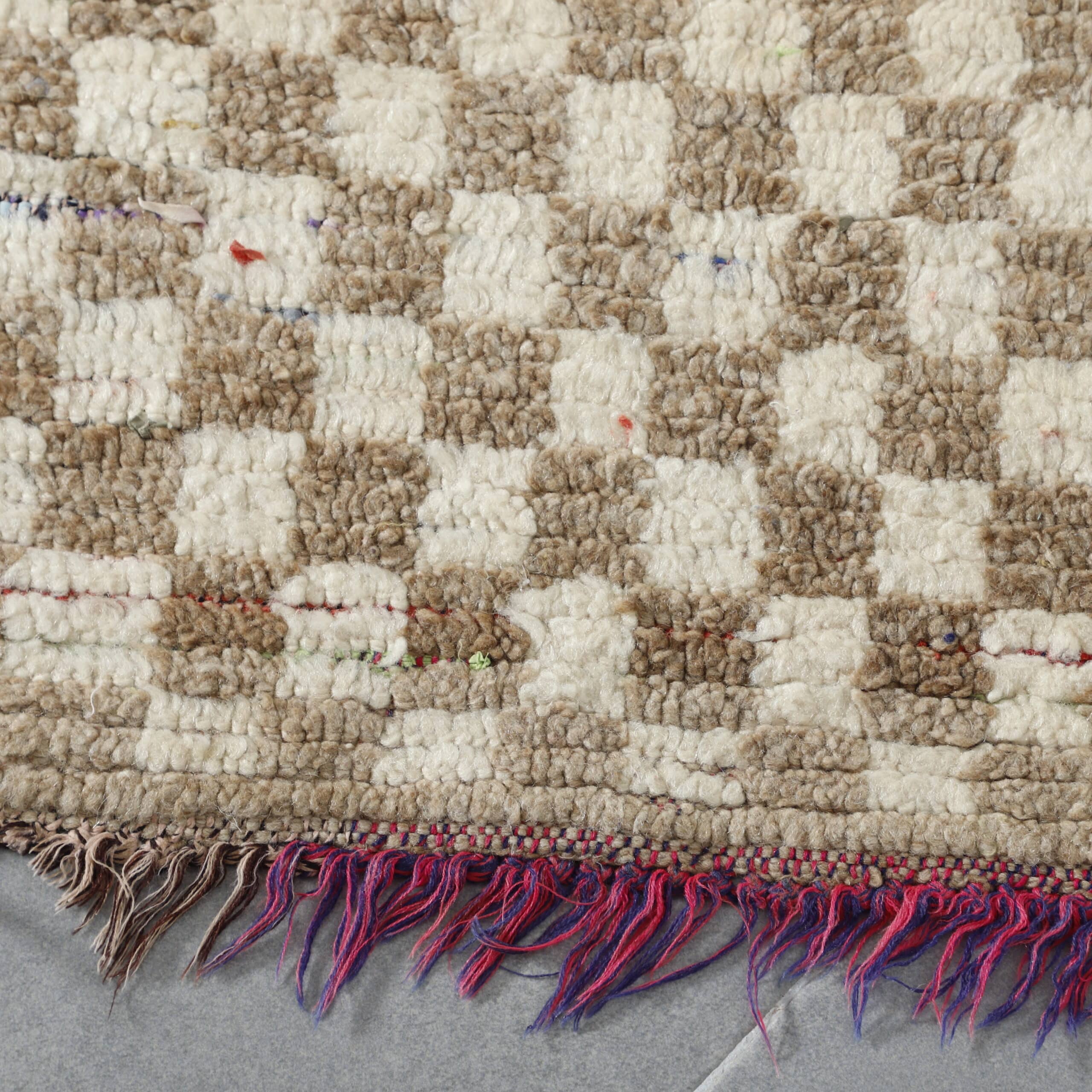 Checkered Boujaad Rug 8.0×2.8 ft – Handmade Moroccan Wool Runner in Beige and Cream Checker Pattern