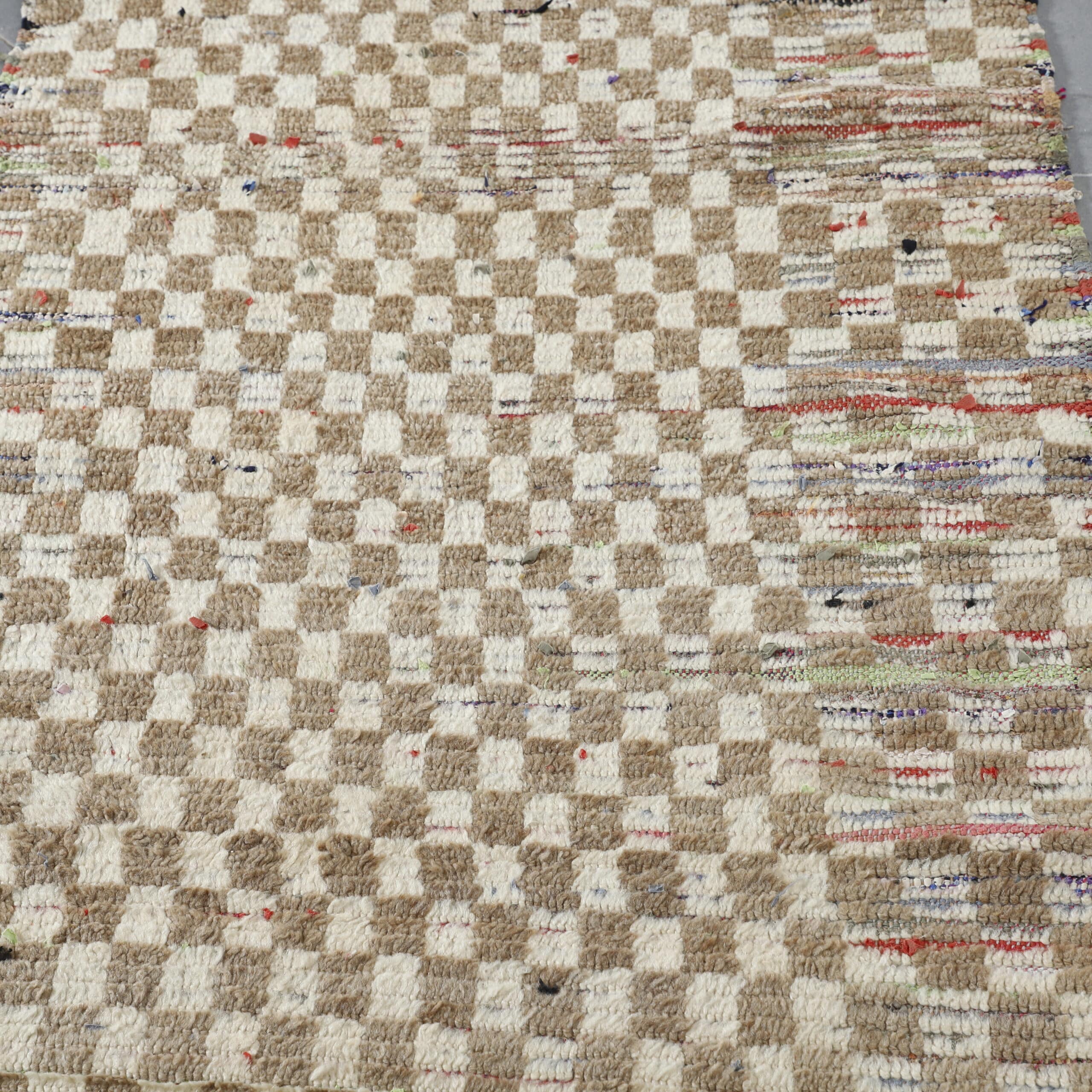 Checkered Boujaad Rug 8.0×2.8 ft – Handmade Moroccan Wool Runner in Beige and Cream Checker Pattern