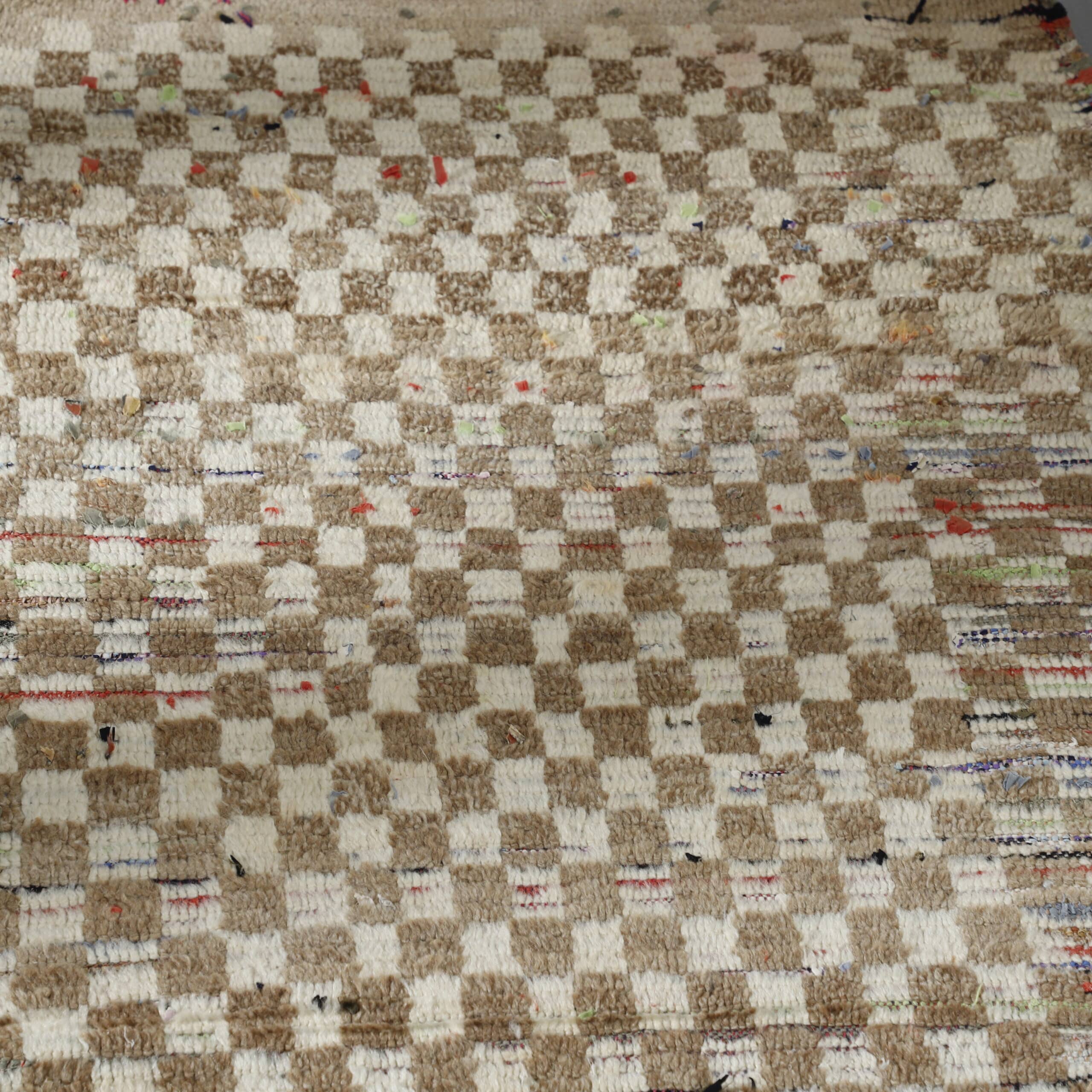 Checkered Boujaad Rug 8.0×2.8 ft – Handmade Moroccan Wool Runner in Beige and Cream Checker Pattern
