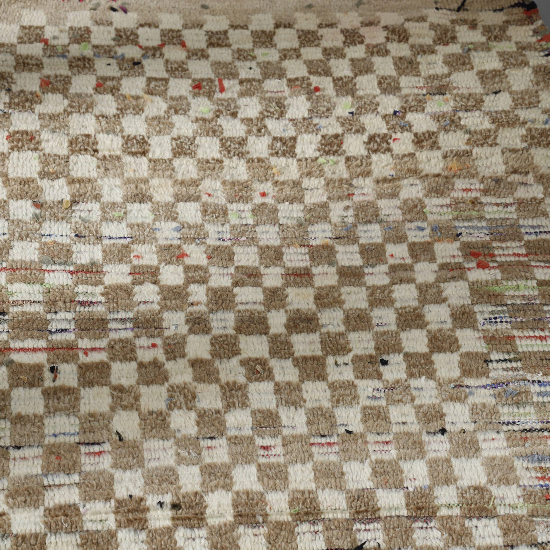 Checkered Boujaad Rug 8.0×2.8 ft – Handmade Moroccan Wool Runner in Beige and Cream Checker Pattern