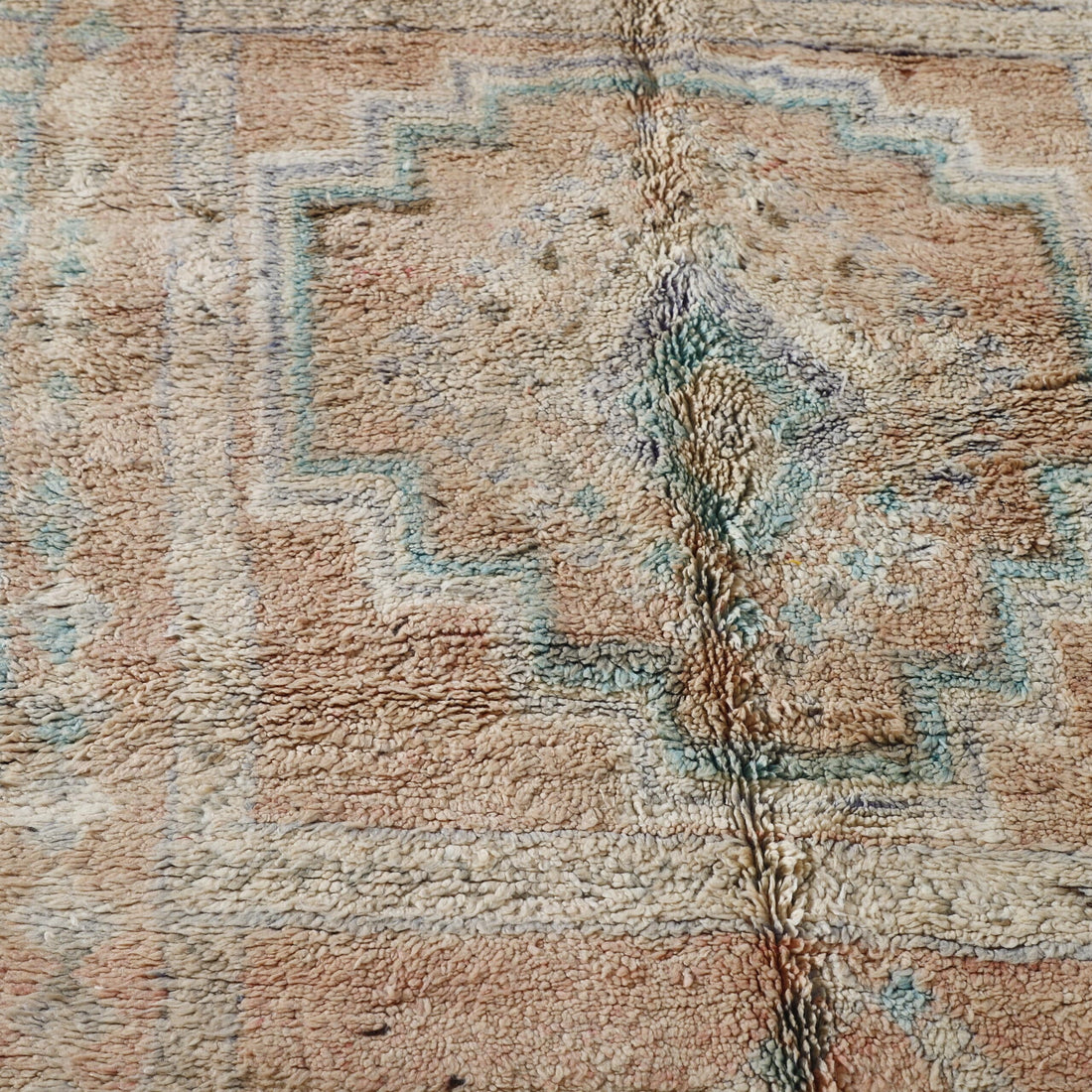 Boujaad Rug 7.9×5.1 Ft – Handwoven Moroccan