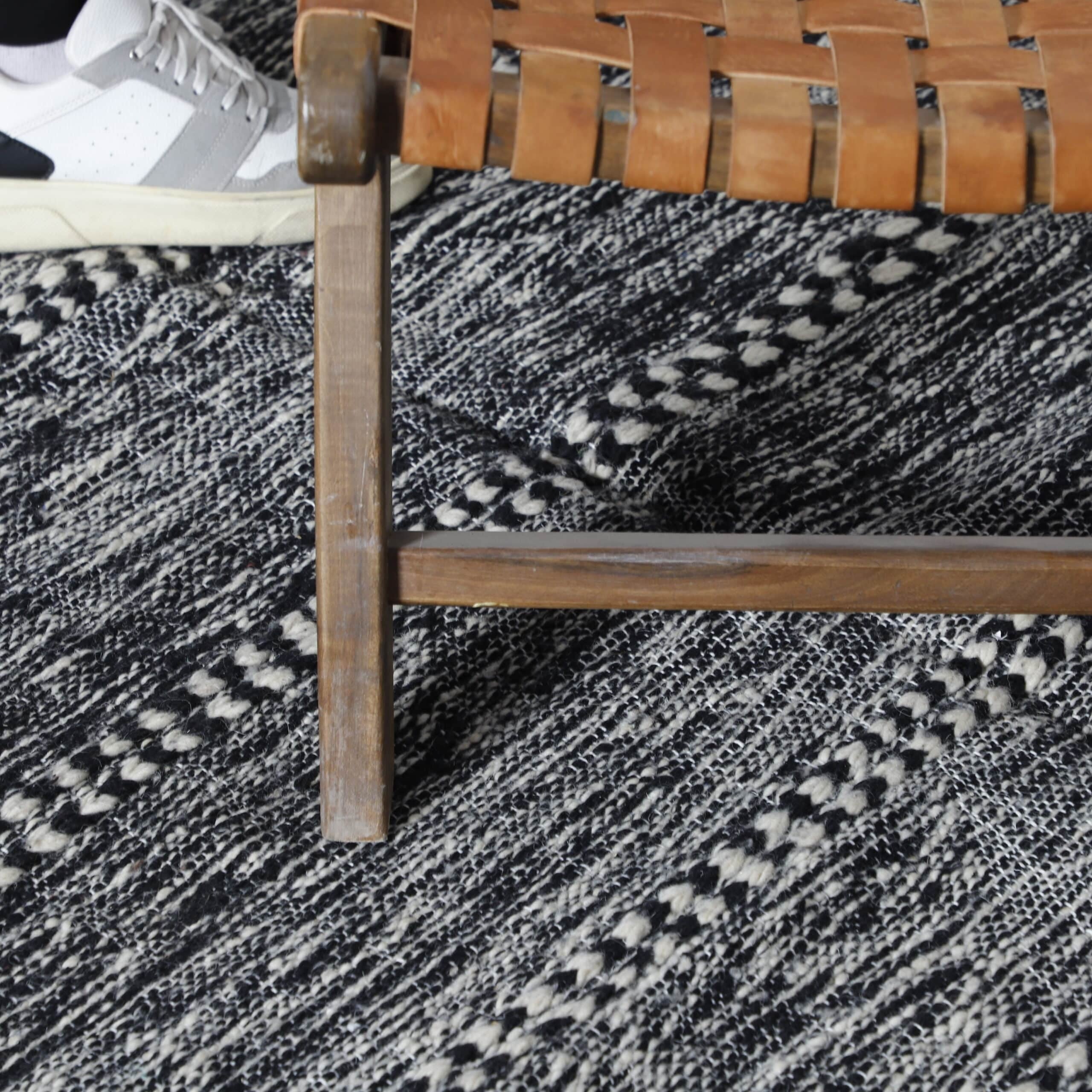 Zanafi Kilim Rug 7.9×4.4 Ft – Handwoven Black & White Moroccan Wool Carpet