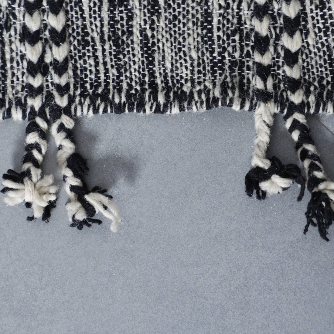 Zanafi Kilim Rug 7.9×4.4 Ft – Handwoven Black & White Moroccan Wool Carpet