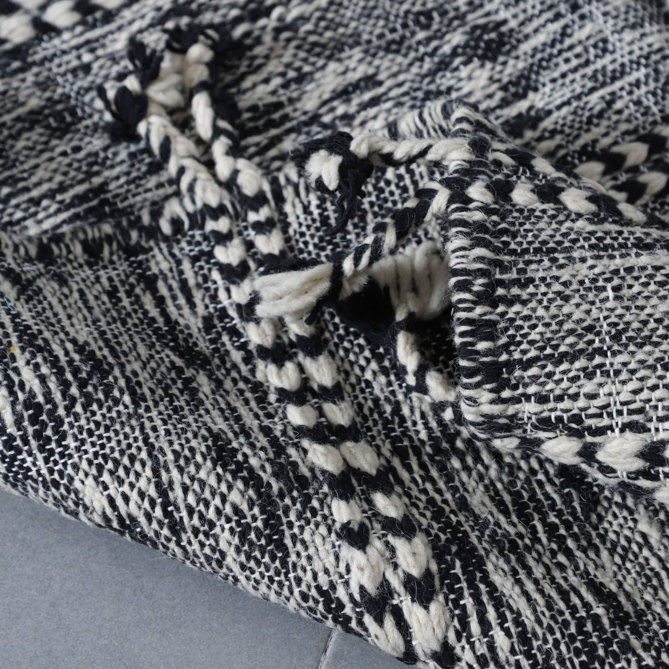 Zanafi Kilim Rug 7.9×4.4 Ft – Handwoven Black & White Moroccan Wool Carpet