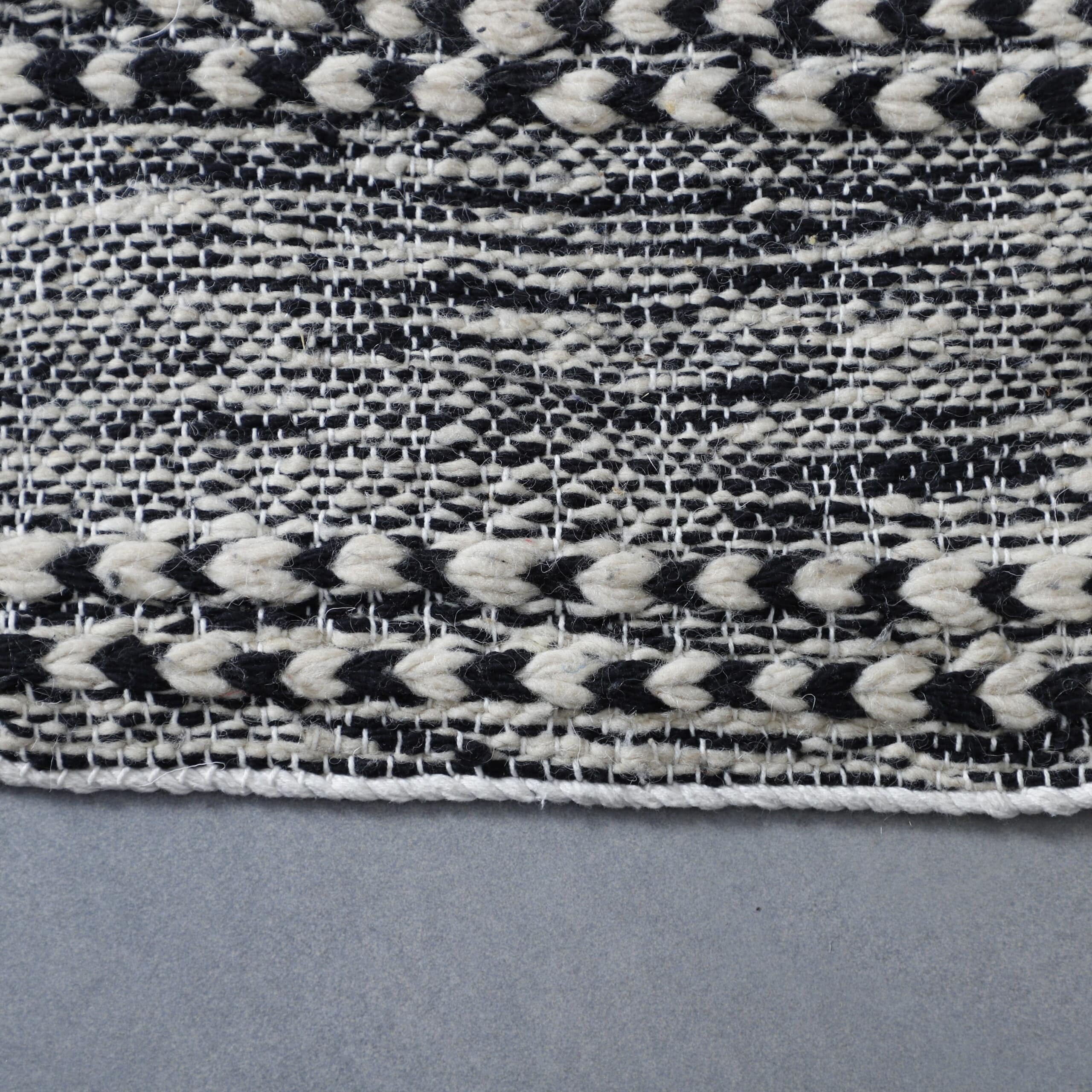 Zanafi Kilim Rug 7.9×4.4 Ft – Handwoven Black & White Moroccan Wool Carpet