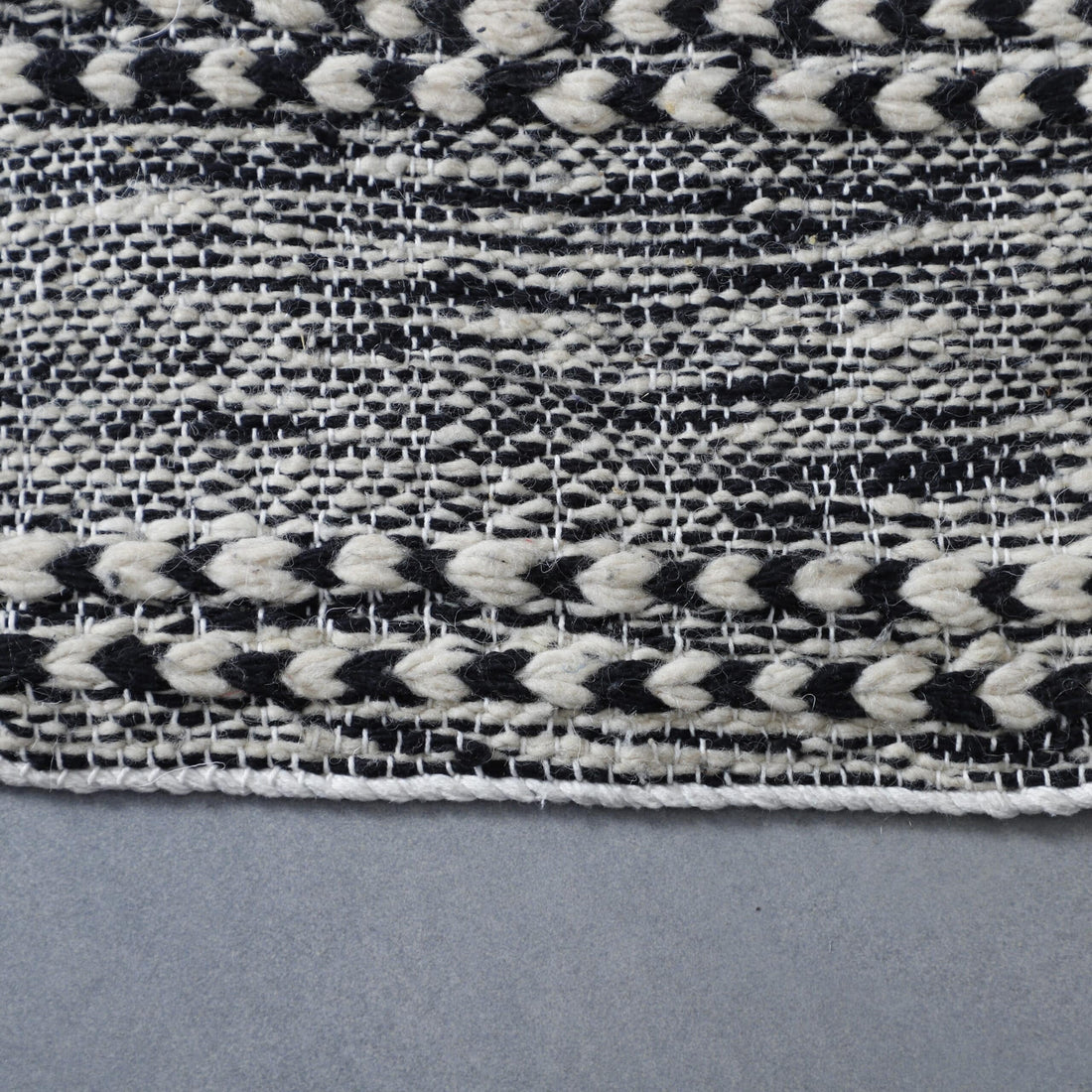 Zanafi Kilim Rug 7.9×4.4 Ft – Handwoven Black & White Moroccan Wool Carpet
