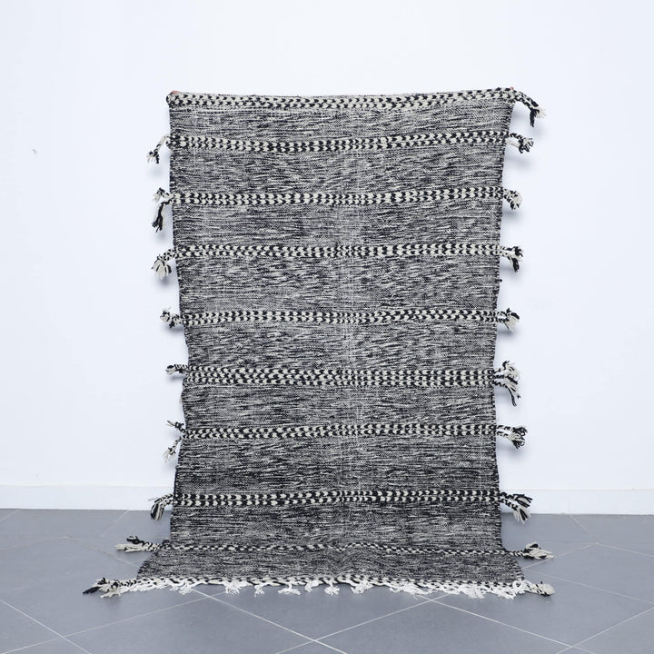 Zanafi Kilim Rug 7.9×4.4 Ft – Handwoven Black & White Moroccan Wool Carpet