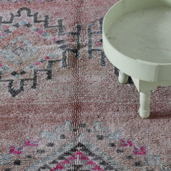 Vintage Boujaad Rug 8.4×4.8 ft – Moroccan Wool in Soft Pink & Geometric Design