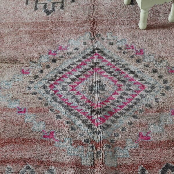 Vintage Boujaad Rug 8.4×4.8 ft – Moroccan Wool in Soft Pink & Geometric Design