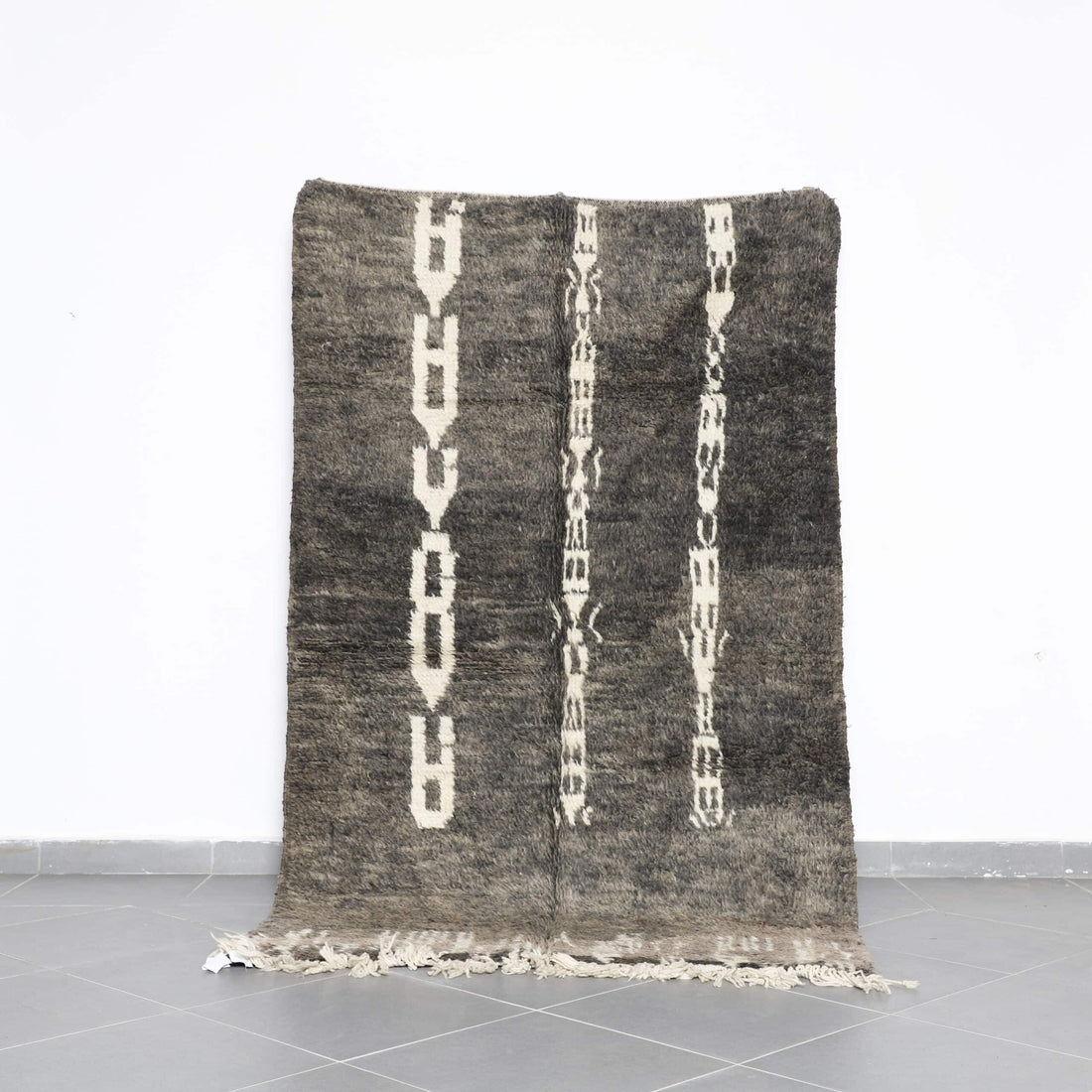 Black and White Boujaad Rug 7.9×4.8 Ft – Handmade Wool