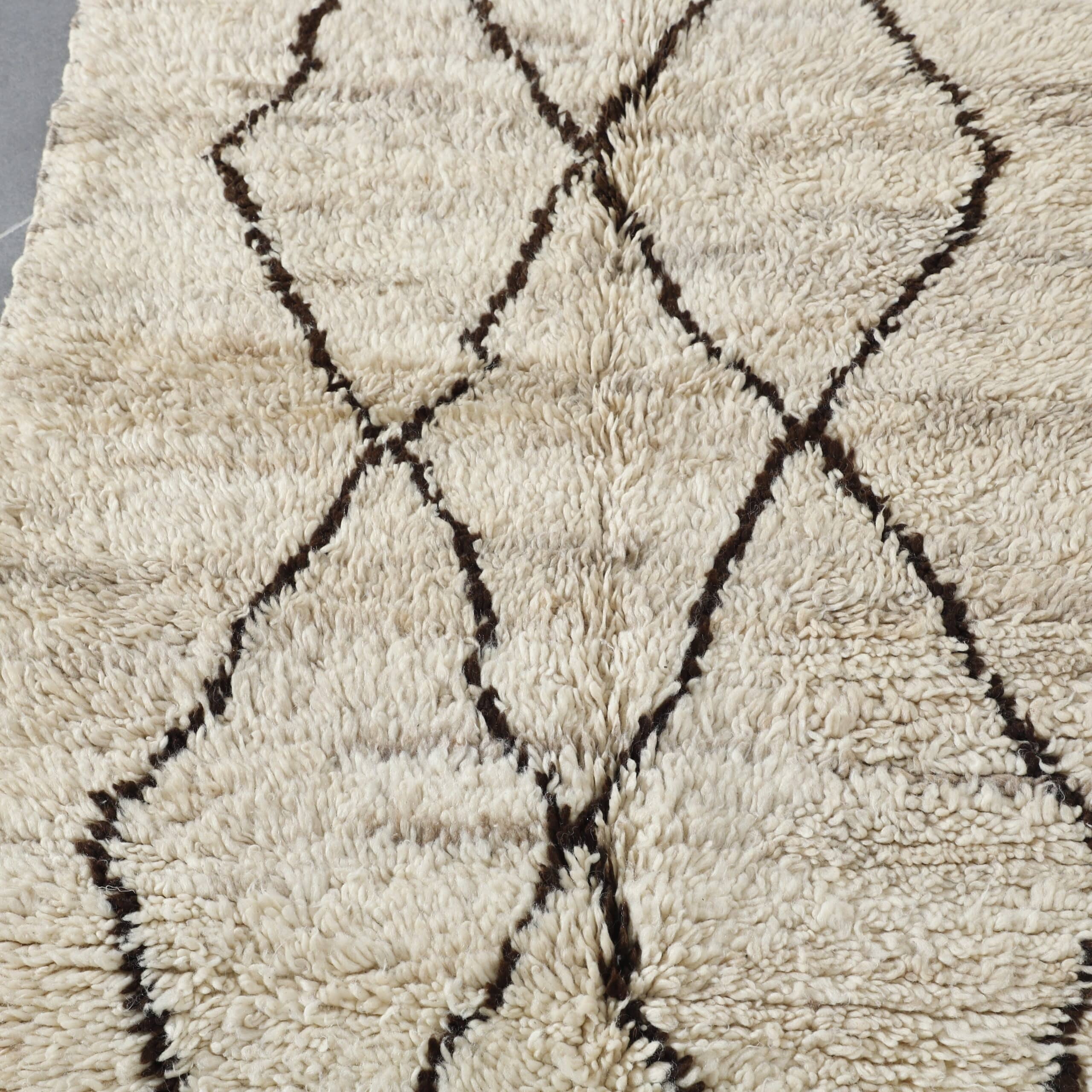 Handmade Moroccan Beni Ouarain Rug 177cm x 100cm – White Wool Berber Carpet