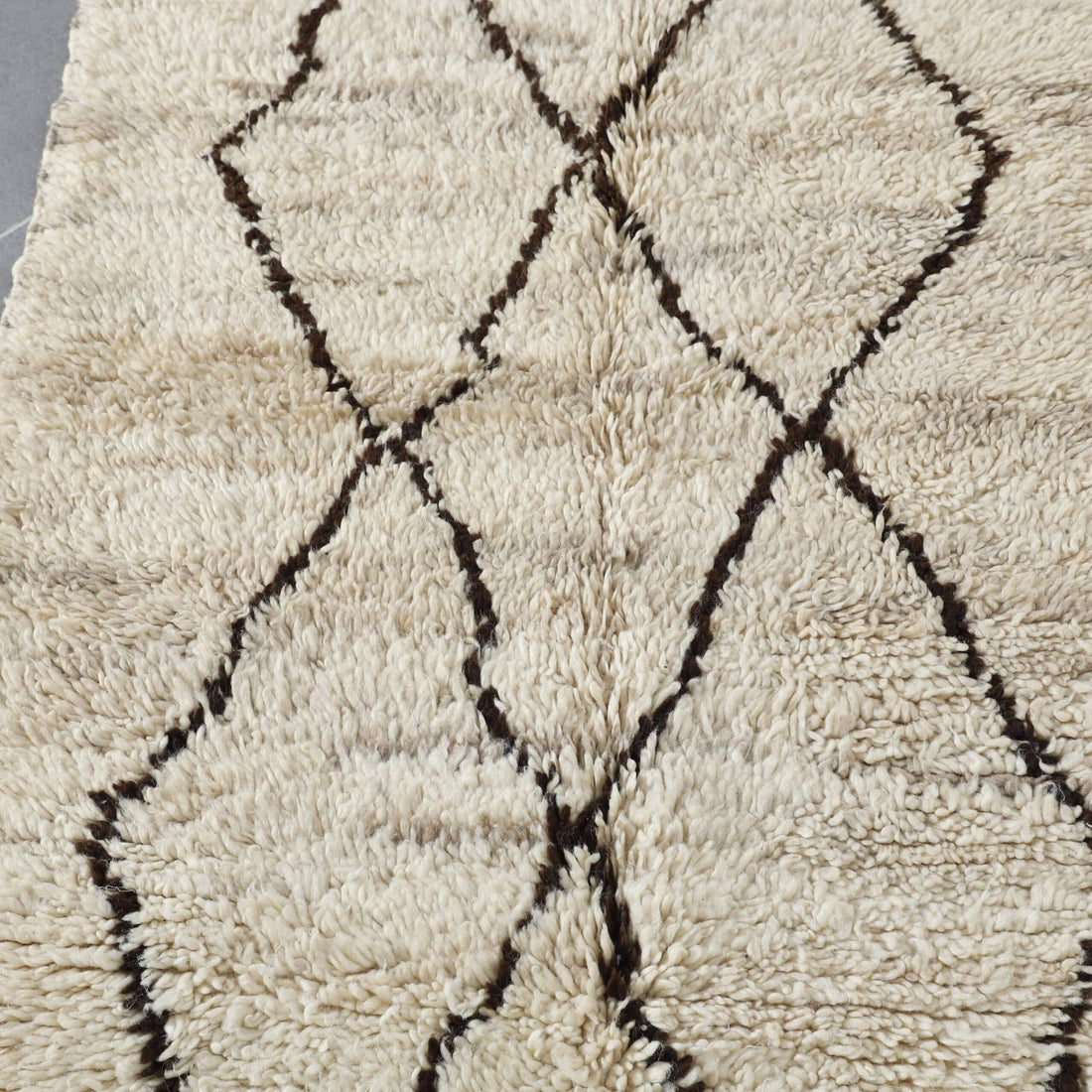 Handmade Moroccan Beni Ouarain Rug 177cm x 100cm – White Wool Berber Carpet