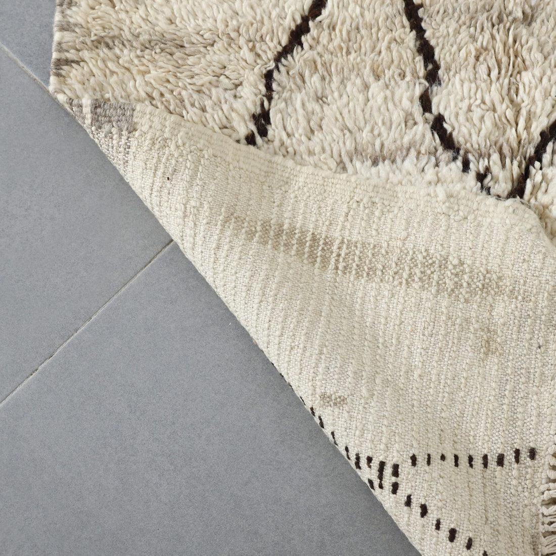 Handmade Moroccan Beni Ouarain Rug 177cm x 100cm – White Wool Berber Carpet