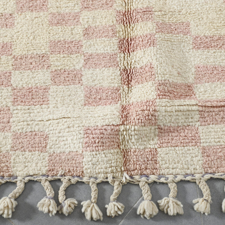 Handmade Moroccan Beni Ouarain Checkered Rug 145cm x 105cm – Pink Wool Berber Carpet