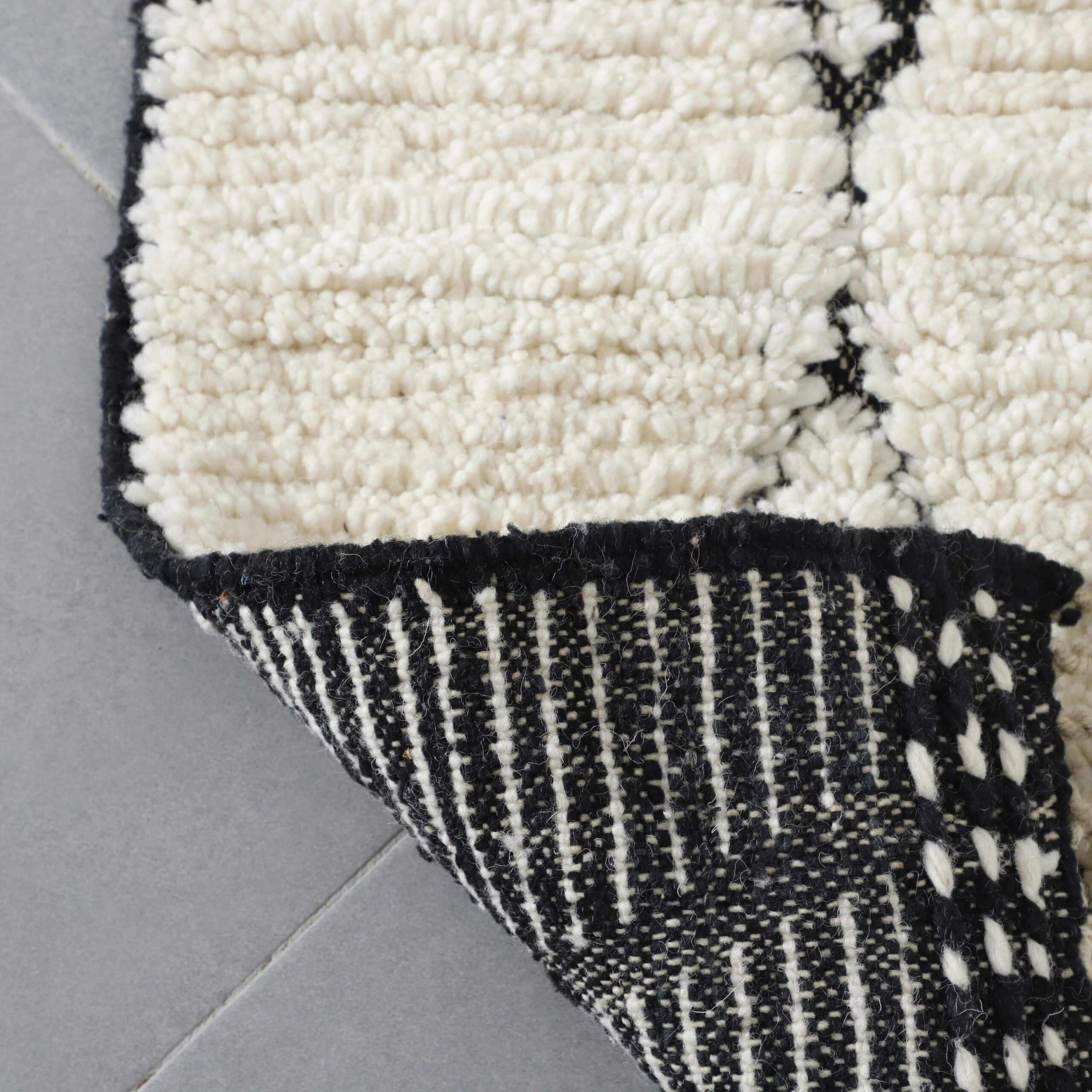 Handmade Moroccan Beni Ouarain Rug 117cm x 101cm – Black and White Wool Berber Carpet