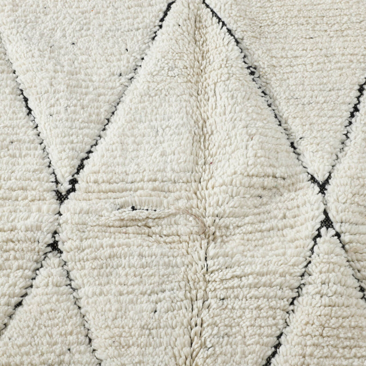 Handmade Moroccan Beni Ouarain Rug 117cm x 101cm – Black and White Wool Berber Carpet