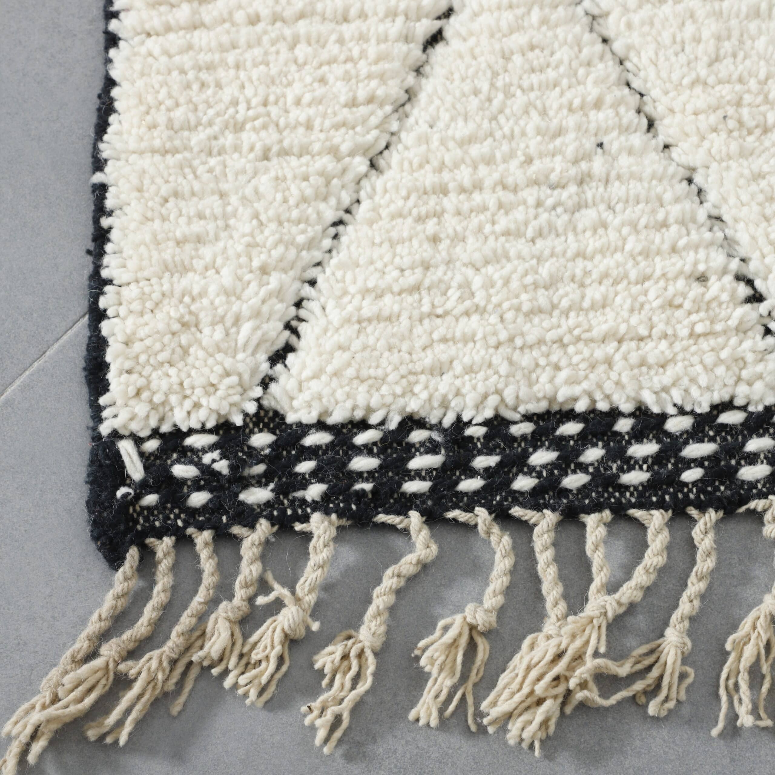 Handmade Moroccan Beni Ouarain Rug 117cm x 101cm – Black and White Wool Berber Carpet