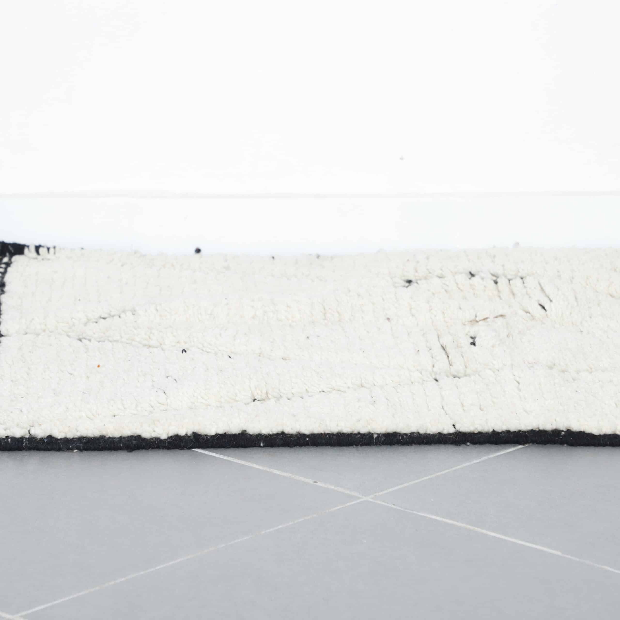 Handmade Moroccan Beni Ouarain Rug 117cm x 101cm – Black and White Wool Berber Carpet