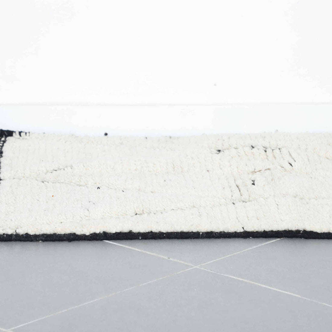 Handmade Moroccan Beni Ouarain Rug 117cm x 101cm – Black and White Wool Berber Carpet