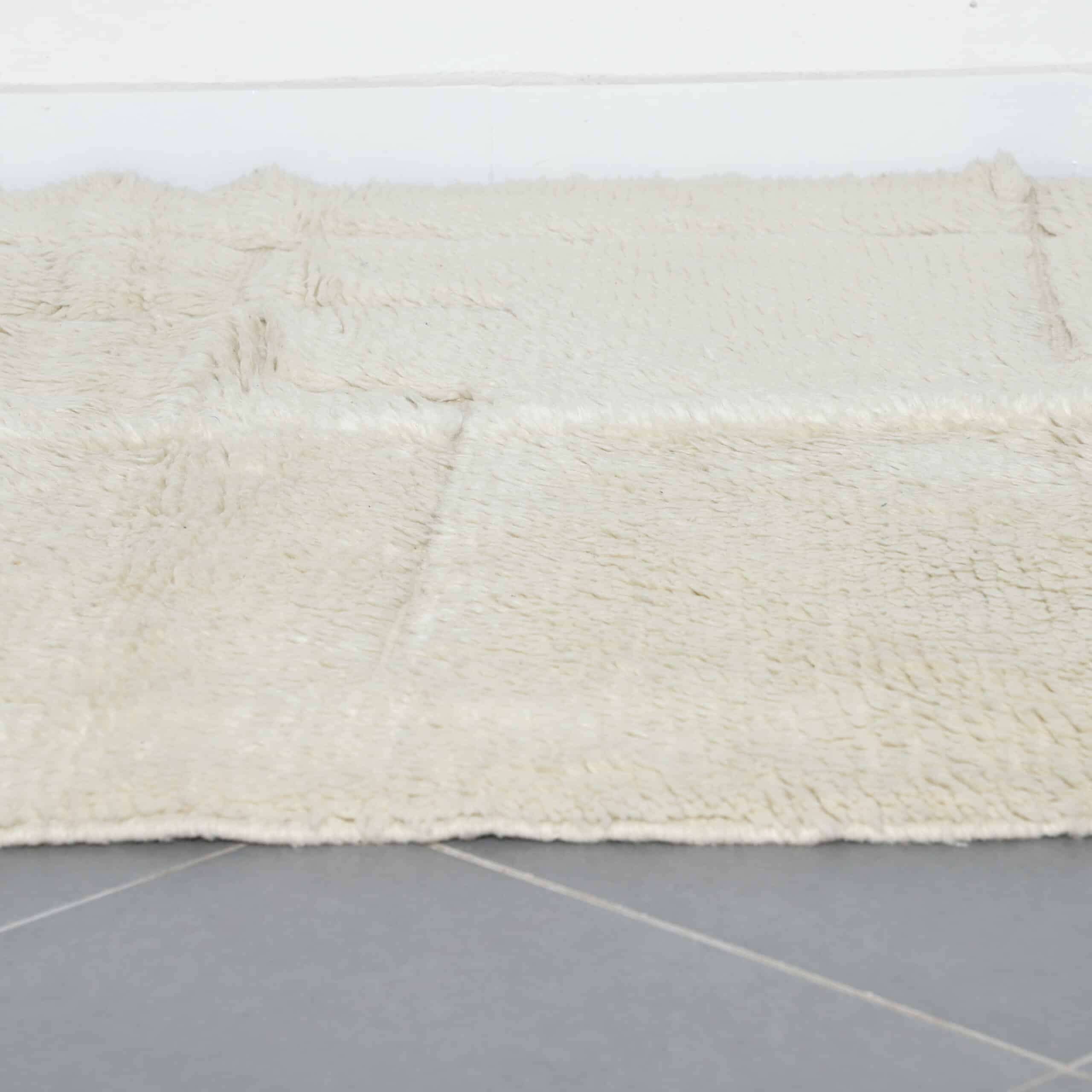 Large Handmade Moroccan Beni Ouarain Rug 240cm x 160cm – White Wool Berber Carpet