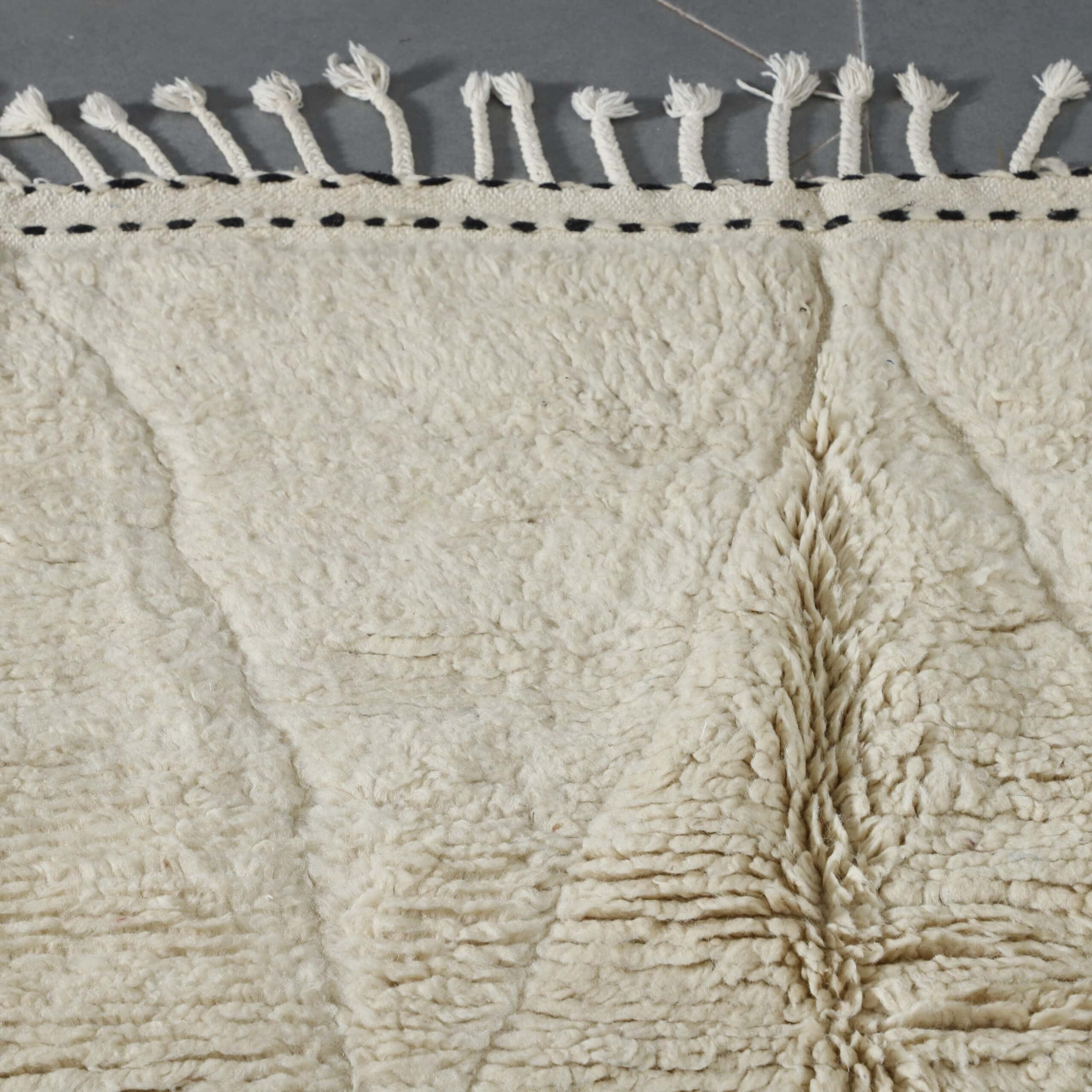 Handmade Moroccan Beni Ouarain Rug 150cm x 100cm – Minimalist Wool Carpet