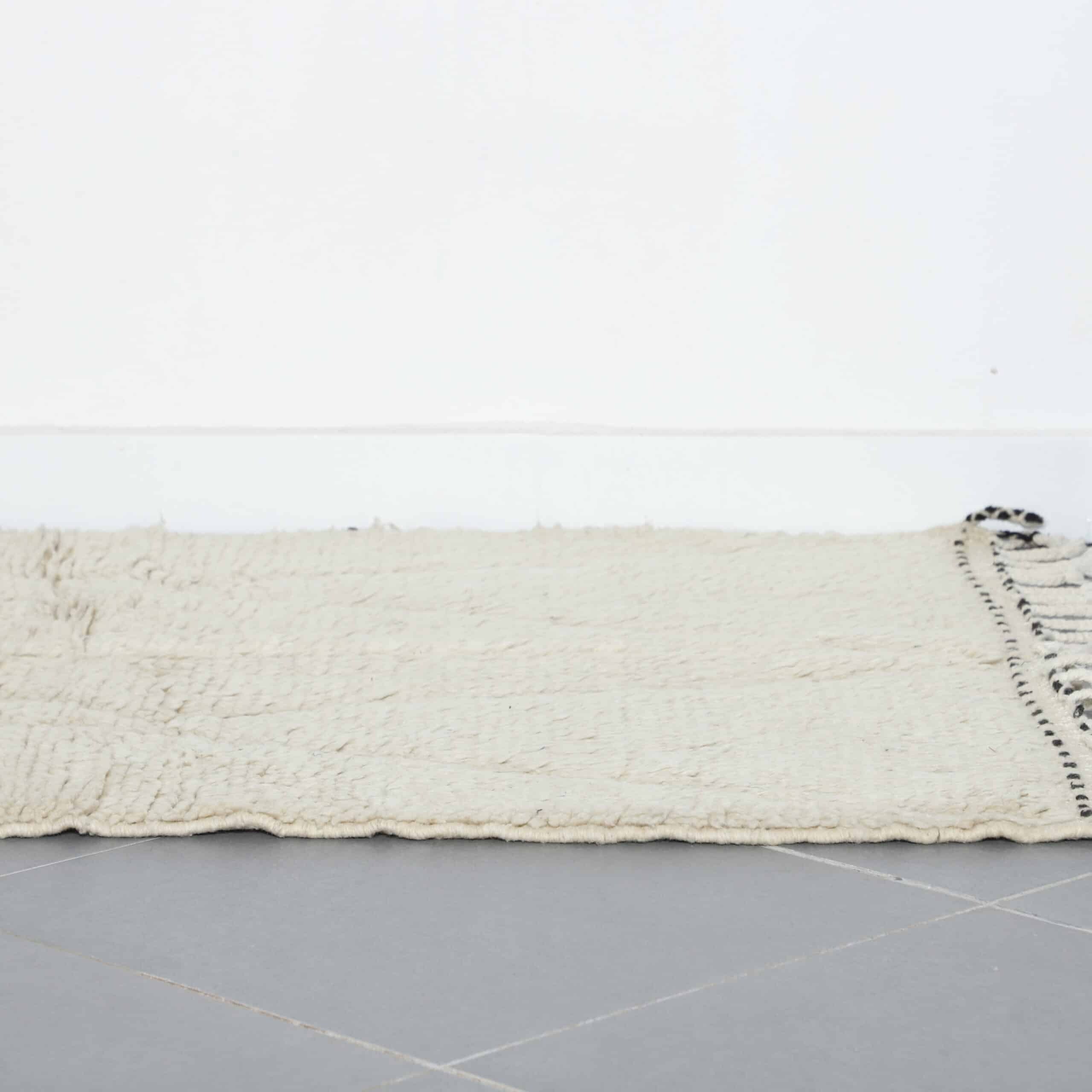 Handmade Moroccan Beni Ouarain Rug 150cm x 100cm – Minimalist Wool Carpet