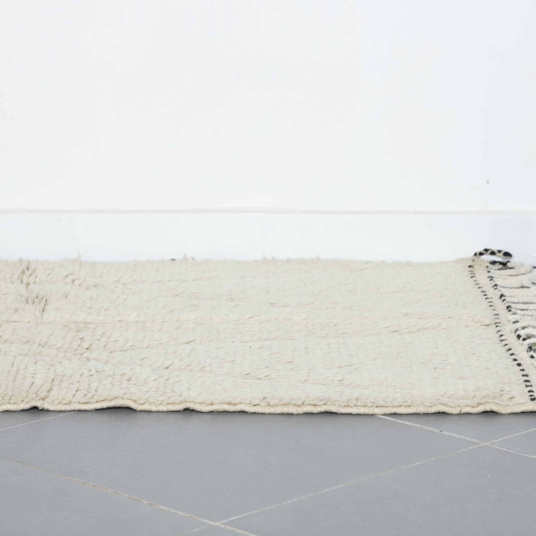 Handmade Moroccan Beni Ouarain Rug 150cm x 100cm – Minimalist Wool Carpet