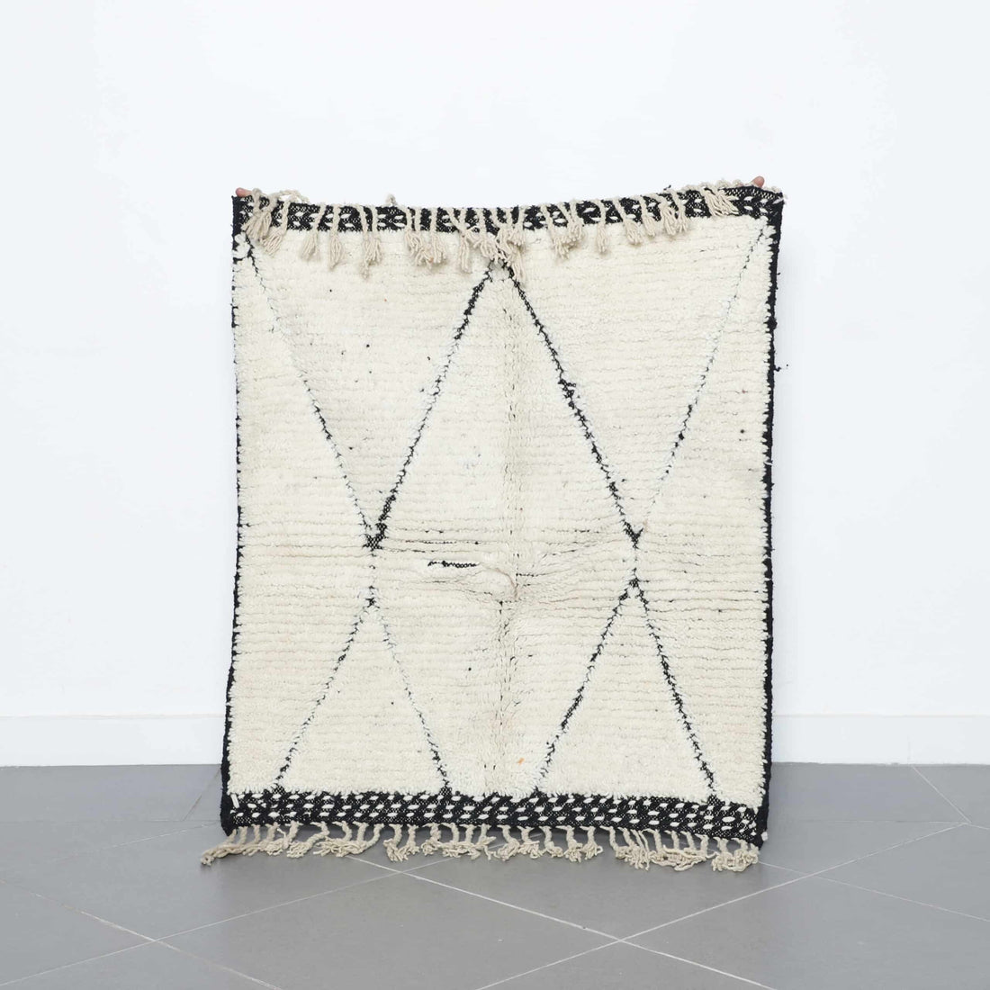 Handmade Moroccan Beni Ouarain Rug 117cm x 101cm – Black and White Wool Berber Carpet