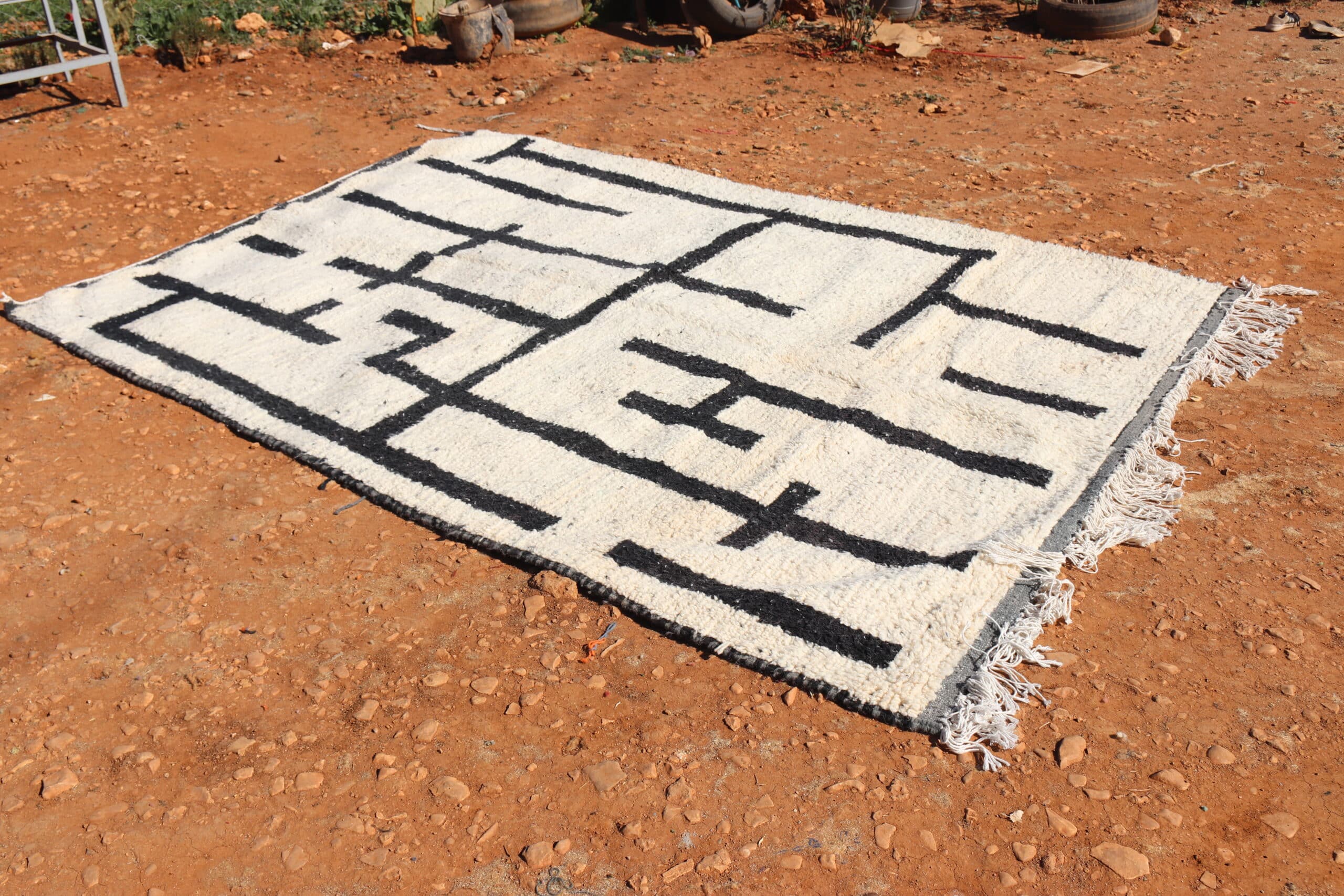 Stylish Black and White Rug - image 2