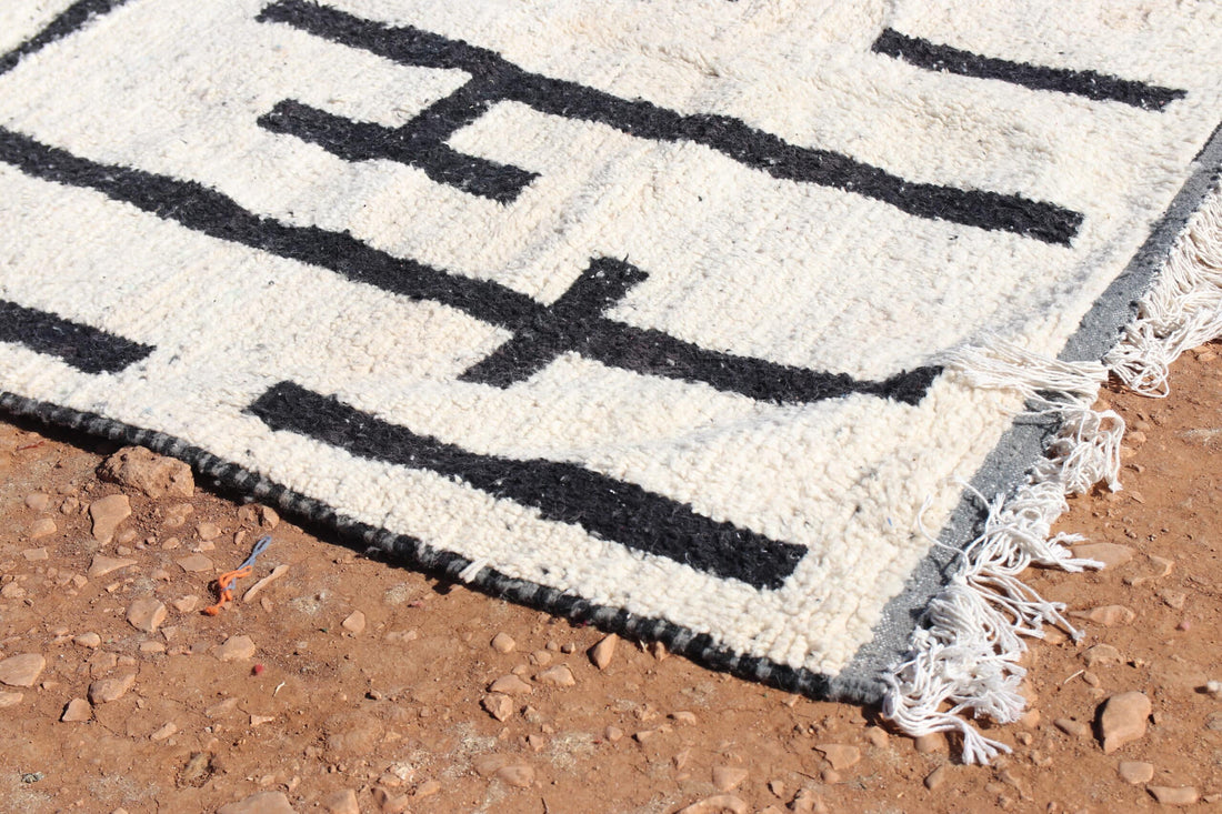 Stylish Black and White Rug - image 3