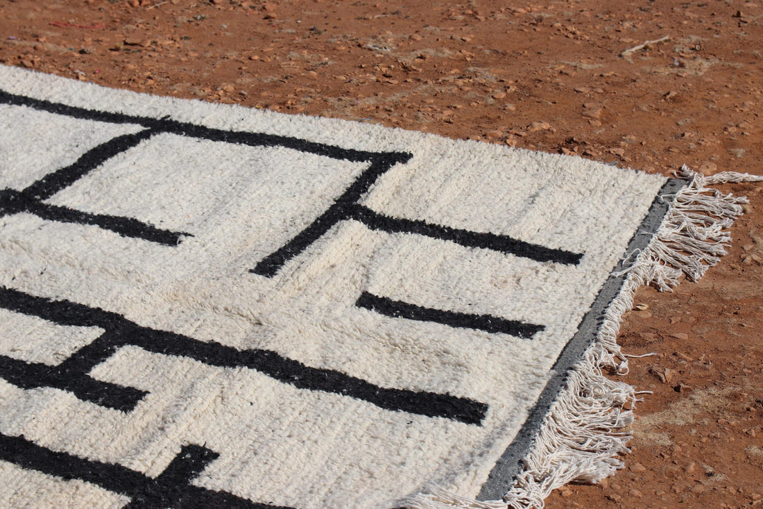 Stylish Black and White Rug - image 5