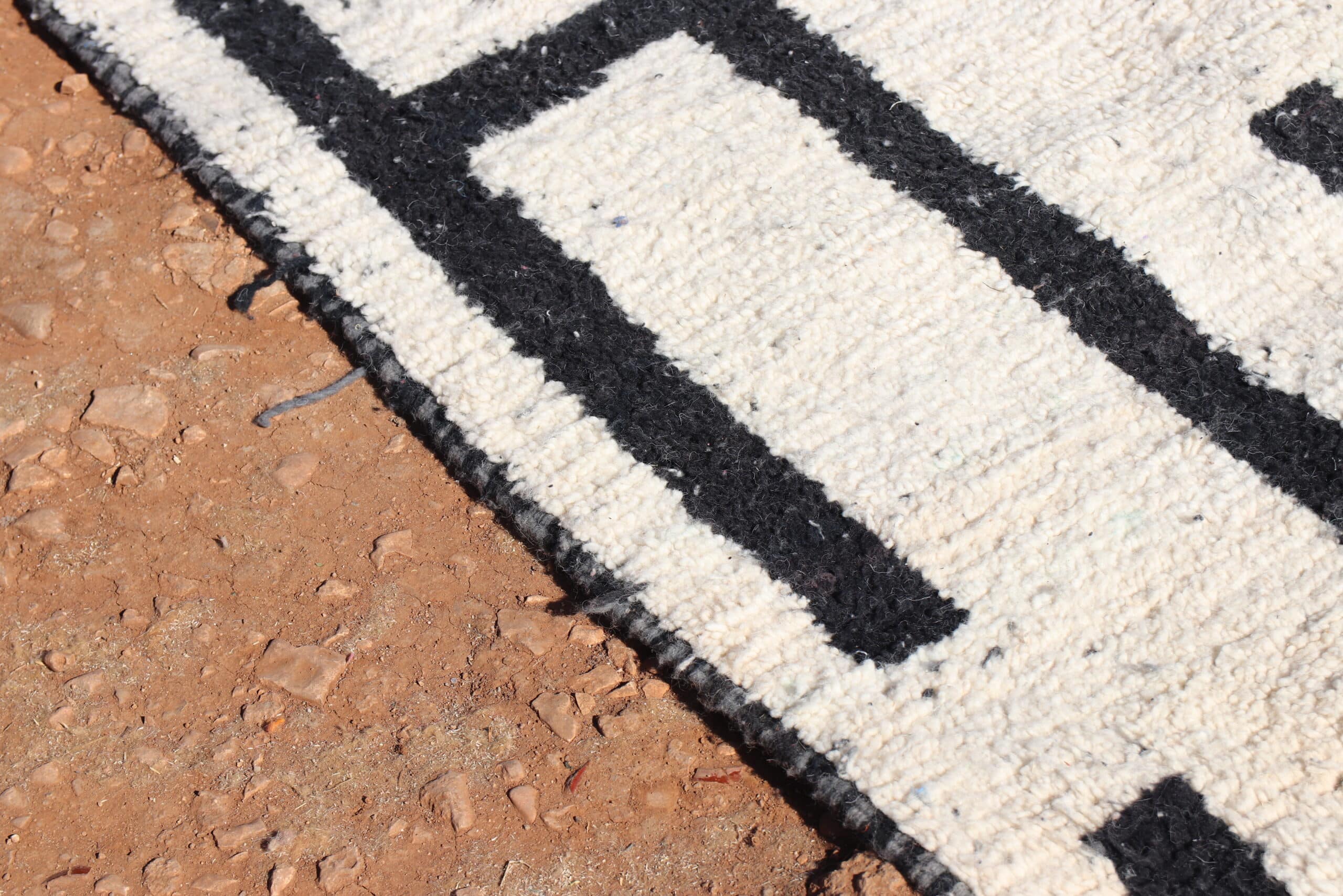Stylish Black and White Rug - image 6