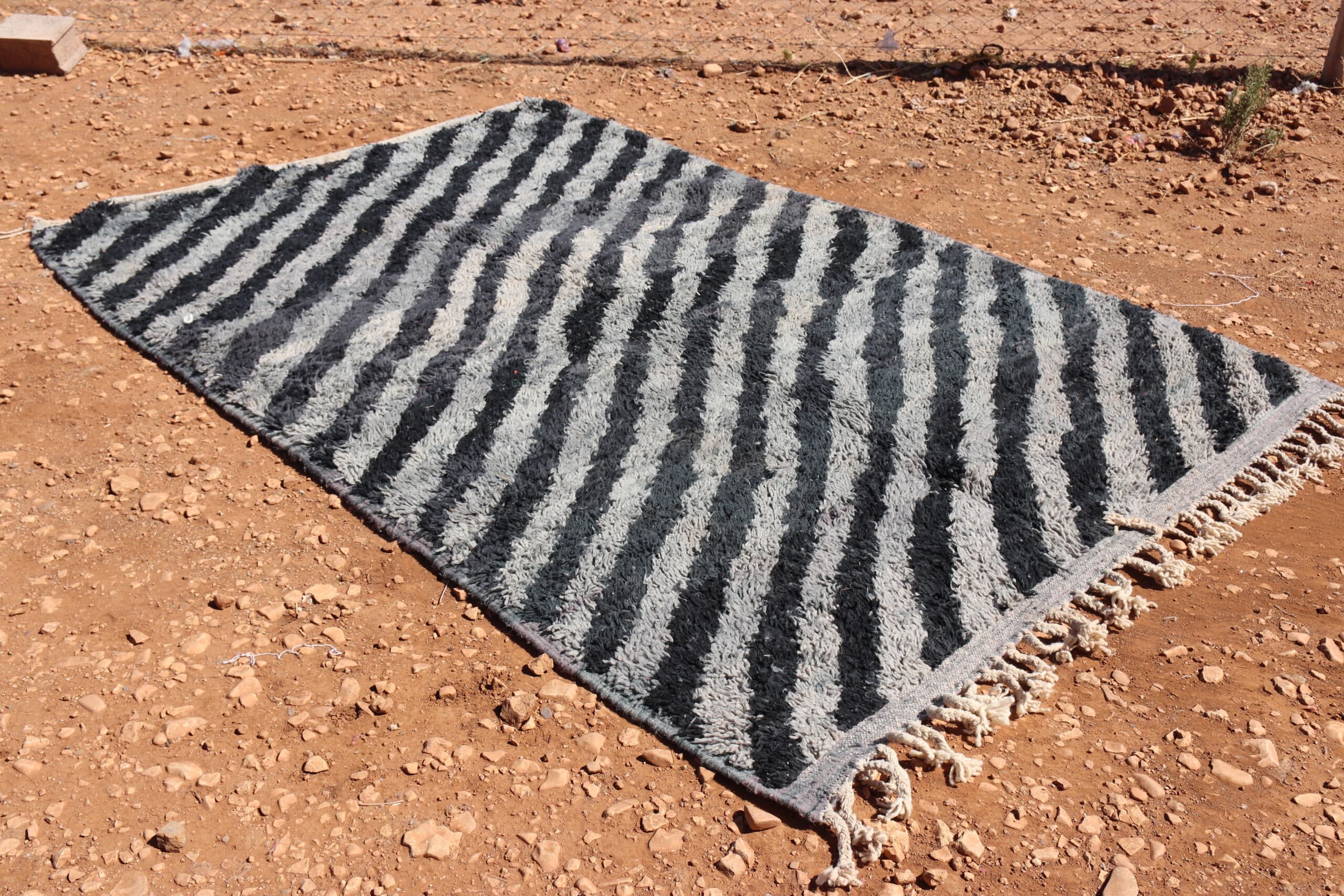 Abstract Rug Gray and Black Style - image 2