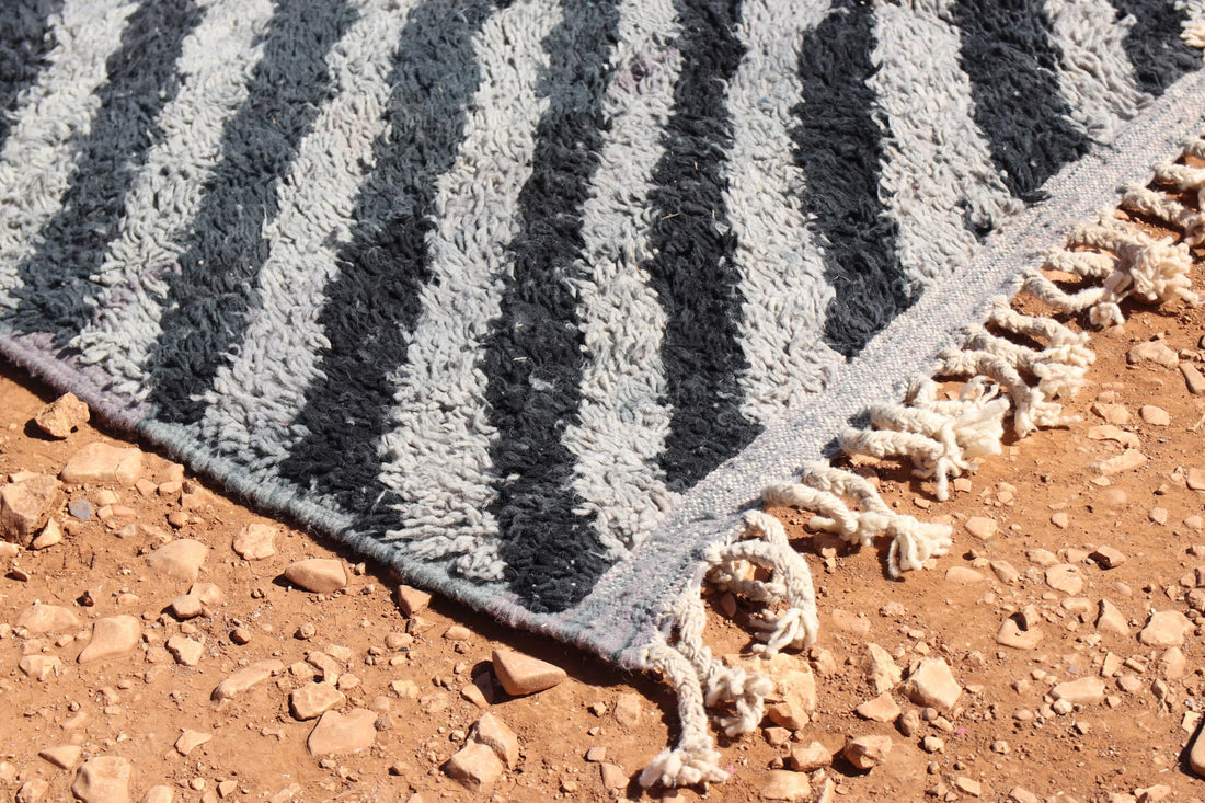 Abstract Rug Gray and Black Style - image 3