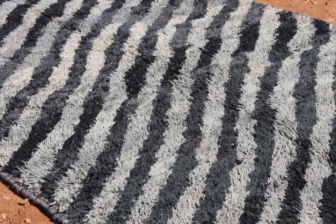 Abstract Rug Gray and Black Style - image 4