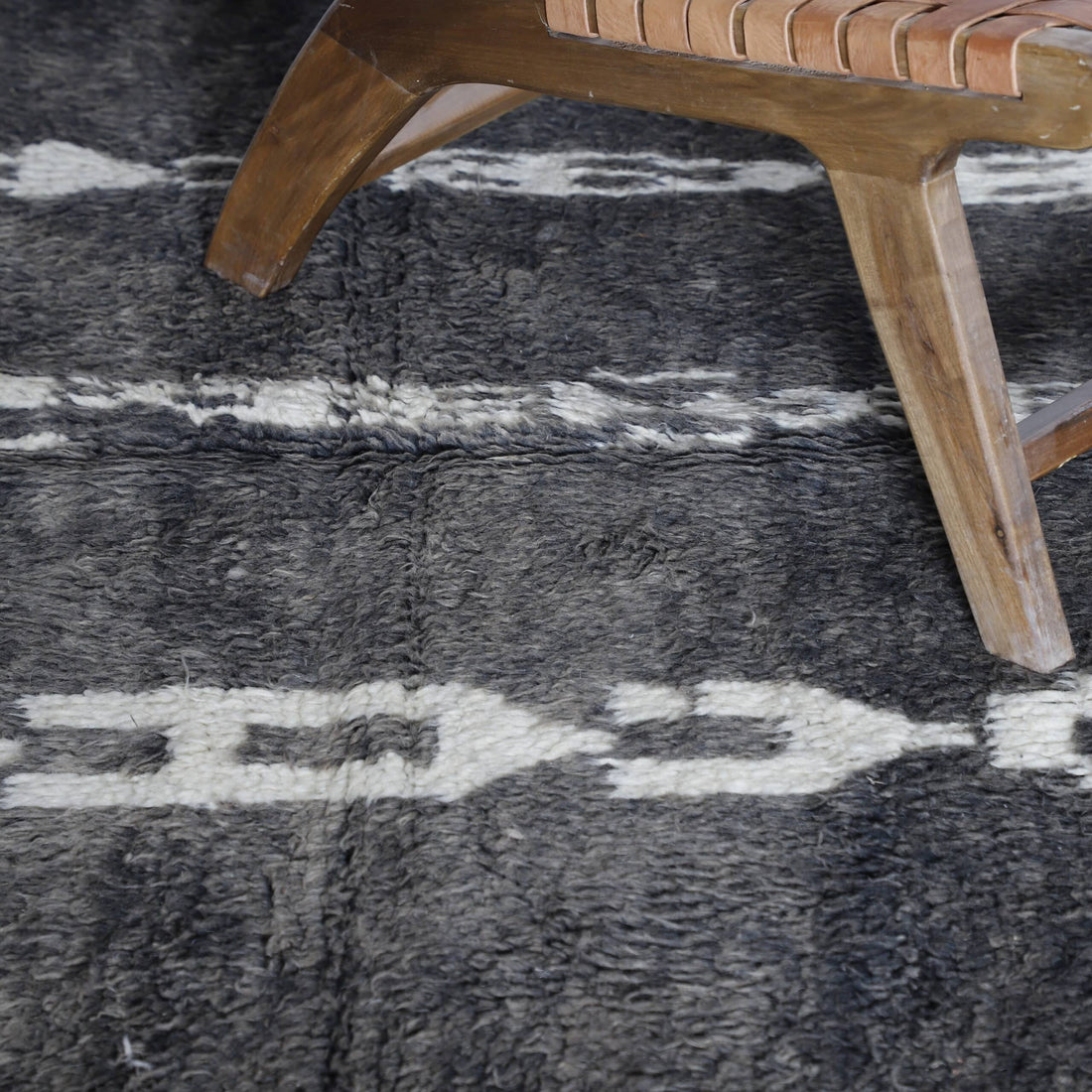 Black and White Boujaad Rug 7.9×4.8 Ft – Handmade Wool
