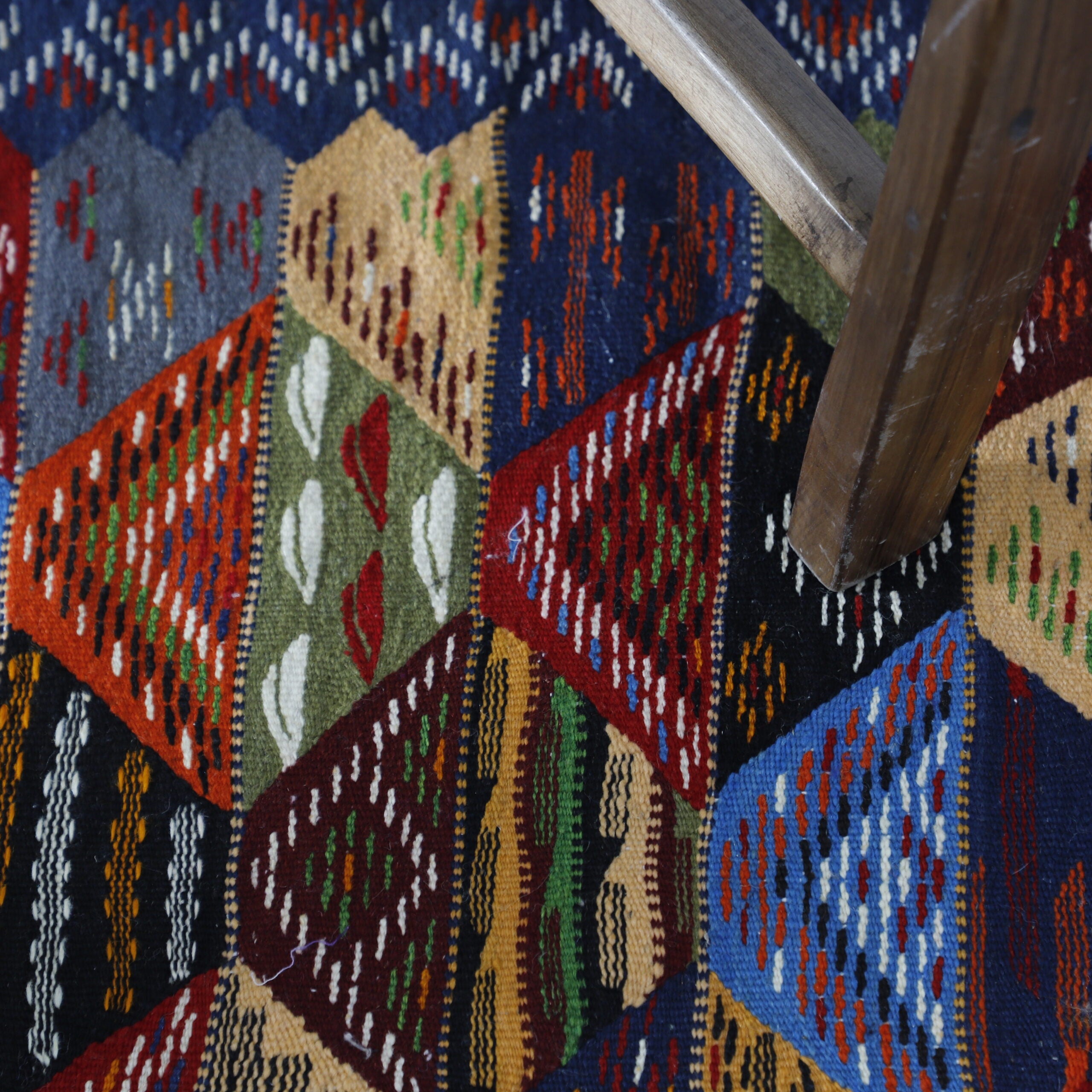 Artistic Berber Kilim with Geometric Diamond Motif – Premium Wool Moroccan Rug