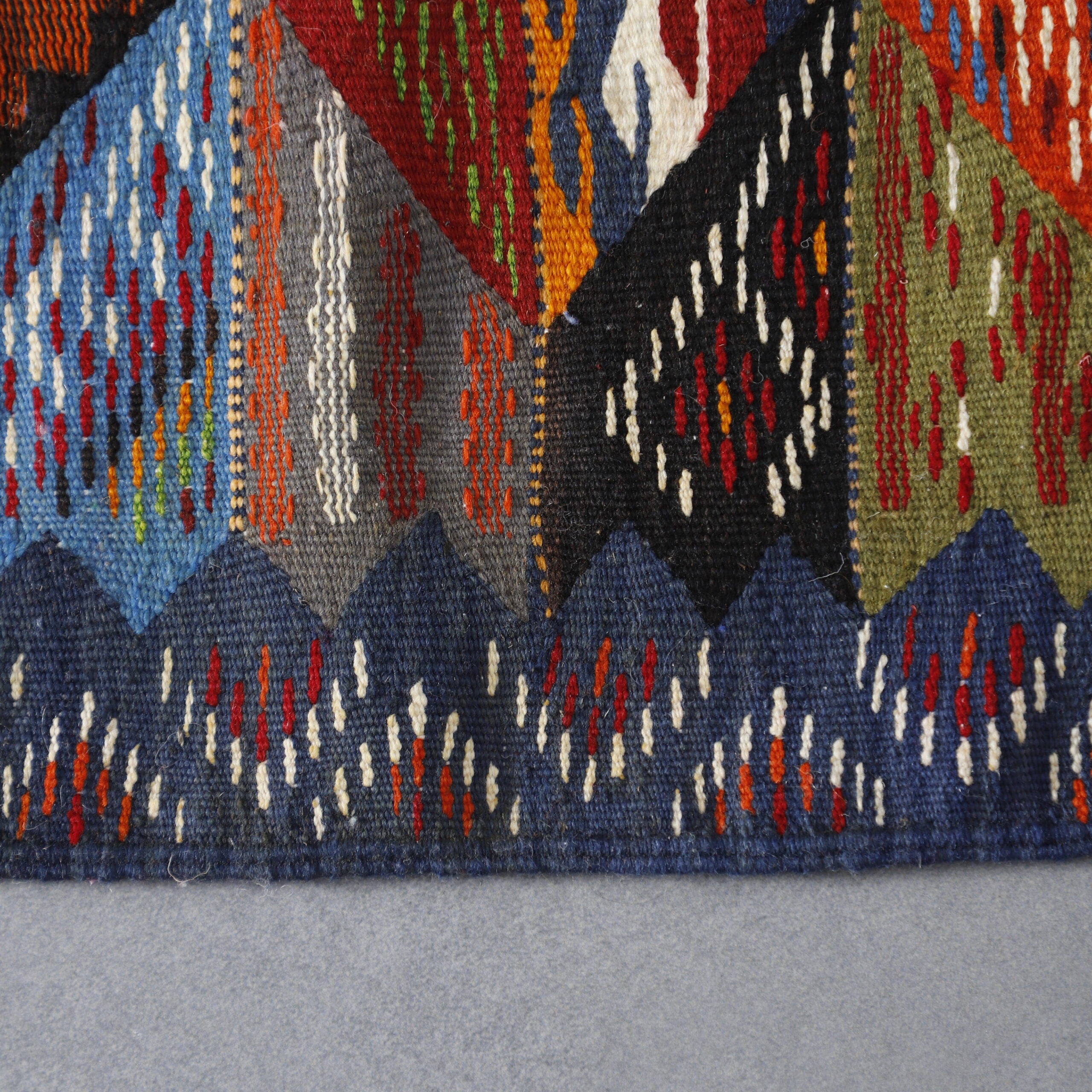 Artistic Berber Kilim with Geometric Diamond Motif – Premium Wool Moroccan Rug
