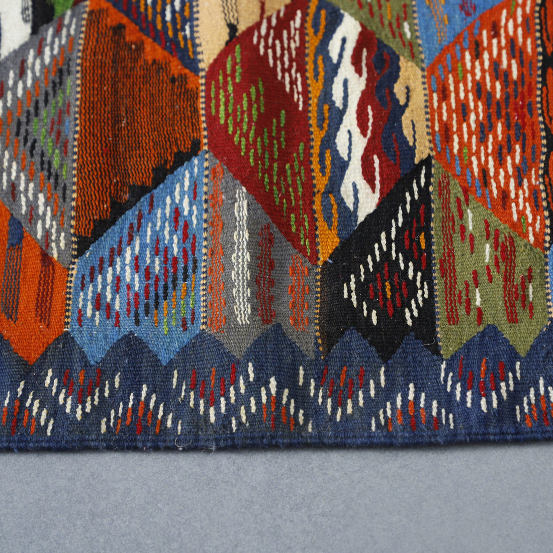 Artistic Berber Kilim with Geometric Diamond Motif – Premium Wool Moroccan Rug