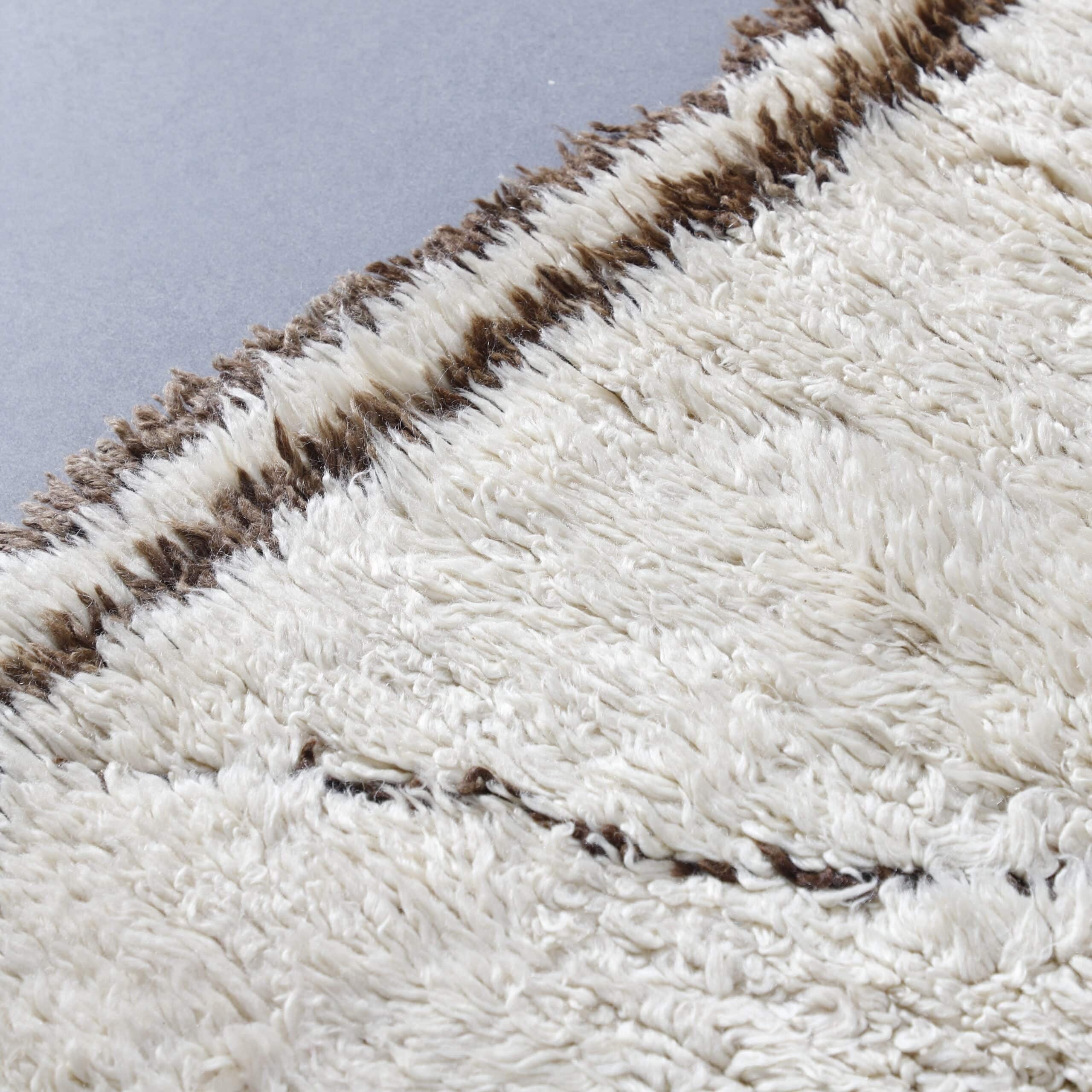 Vintage Beni Ourain Rug 8.2×6.1 Ft – Handknotted Moroccan Wool Carpet