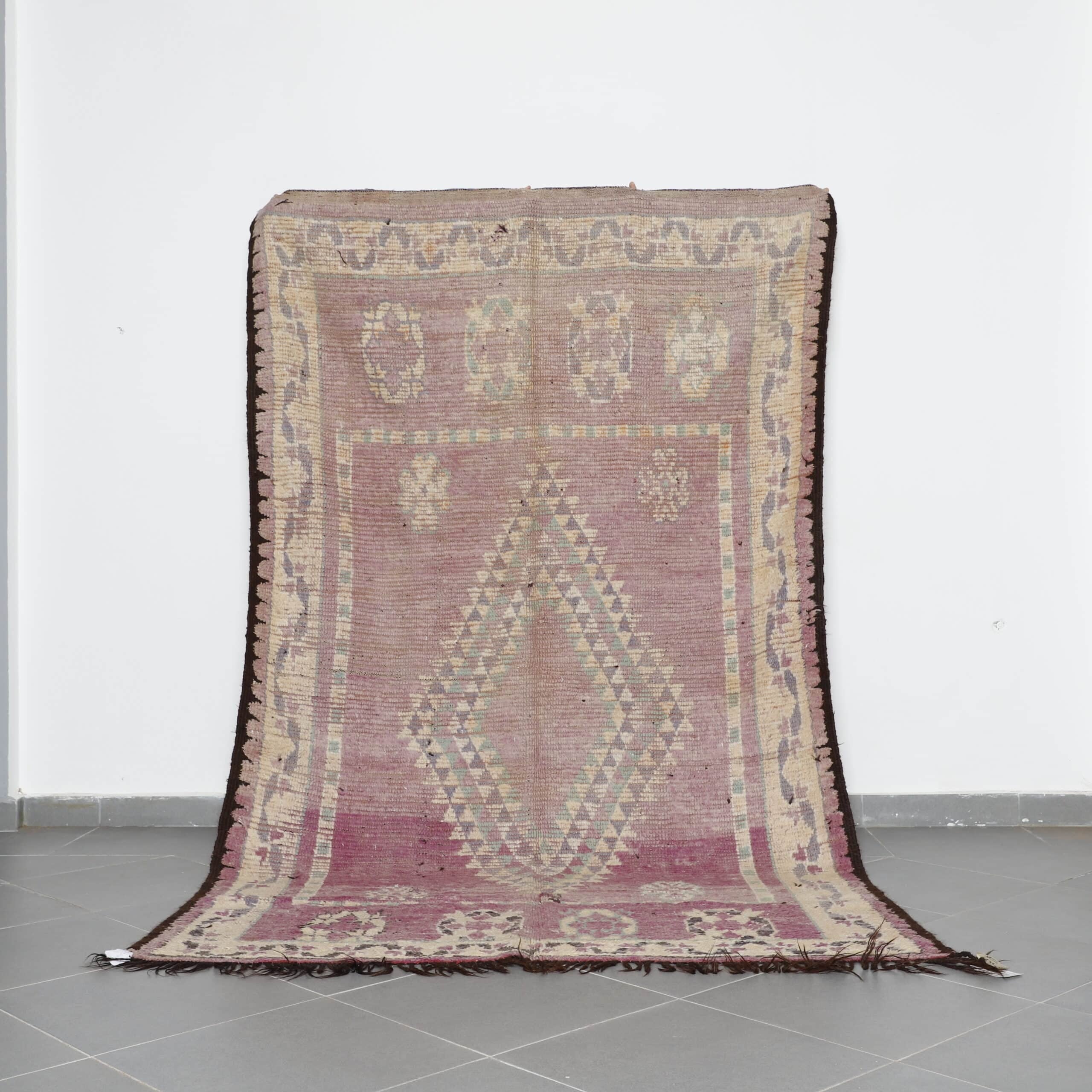 Vintage Oulad Bousbaa Rug 5.8×9.8 Ft – Authentic Moroccan Carpet