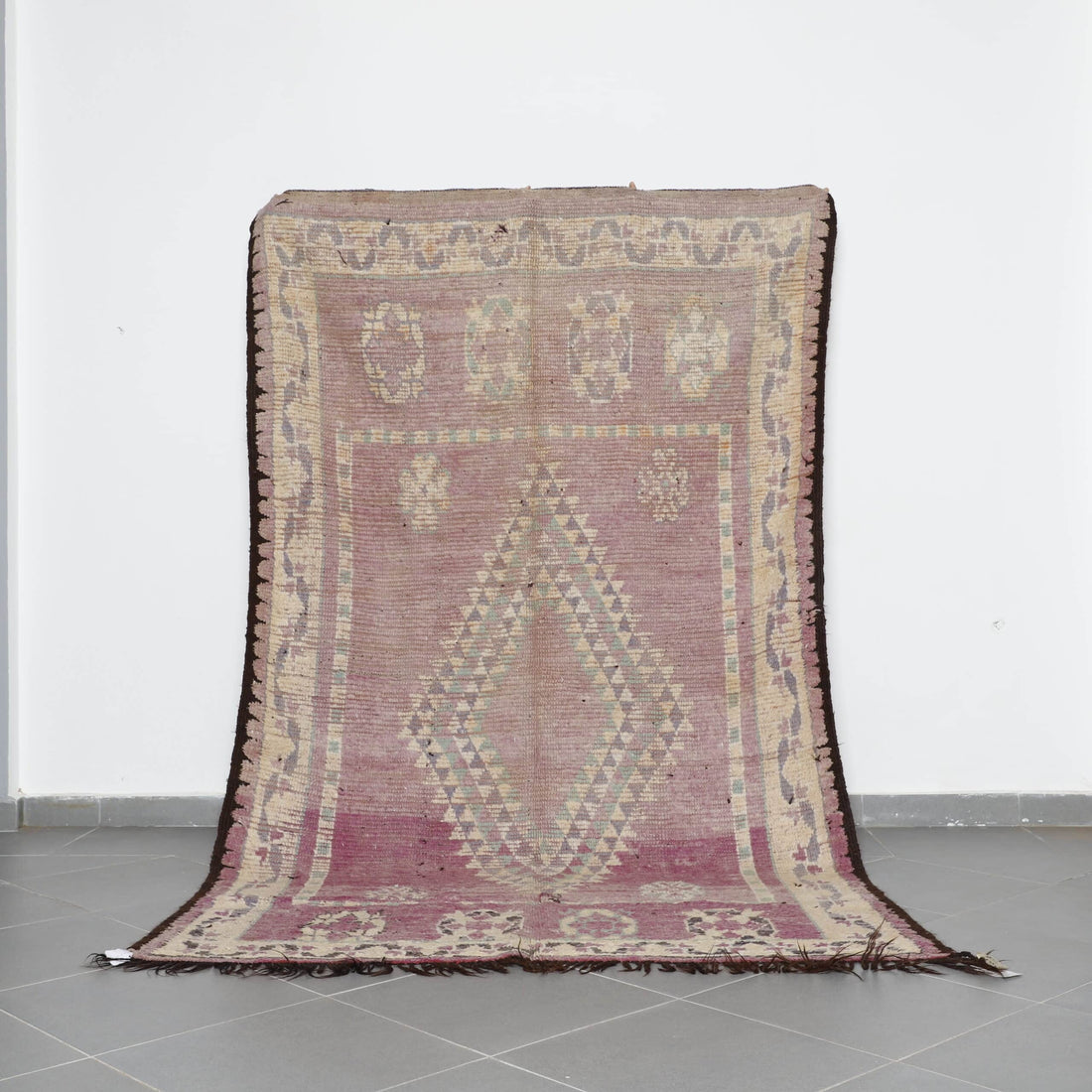 Vintage Oulad Bousbaa Rug 5.8×9.8 Ft – Authentic Moroccan Carpet
