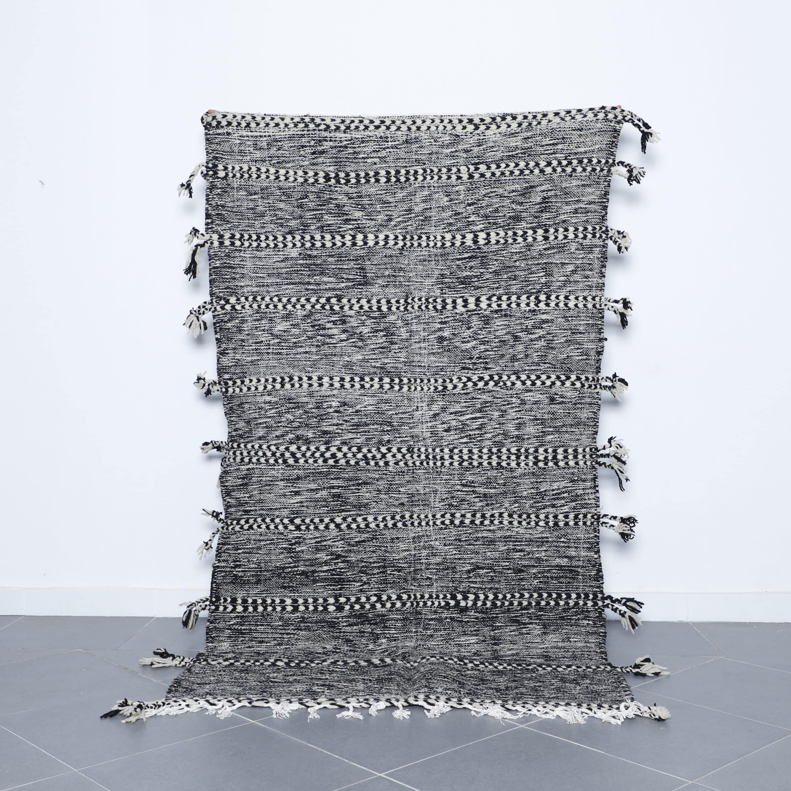 Zanafi Kilim Rug 7.9×4.4 Ft – Handwoven Black & White Moroccan Wool Carpet