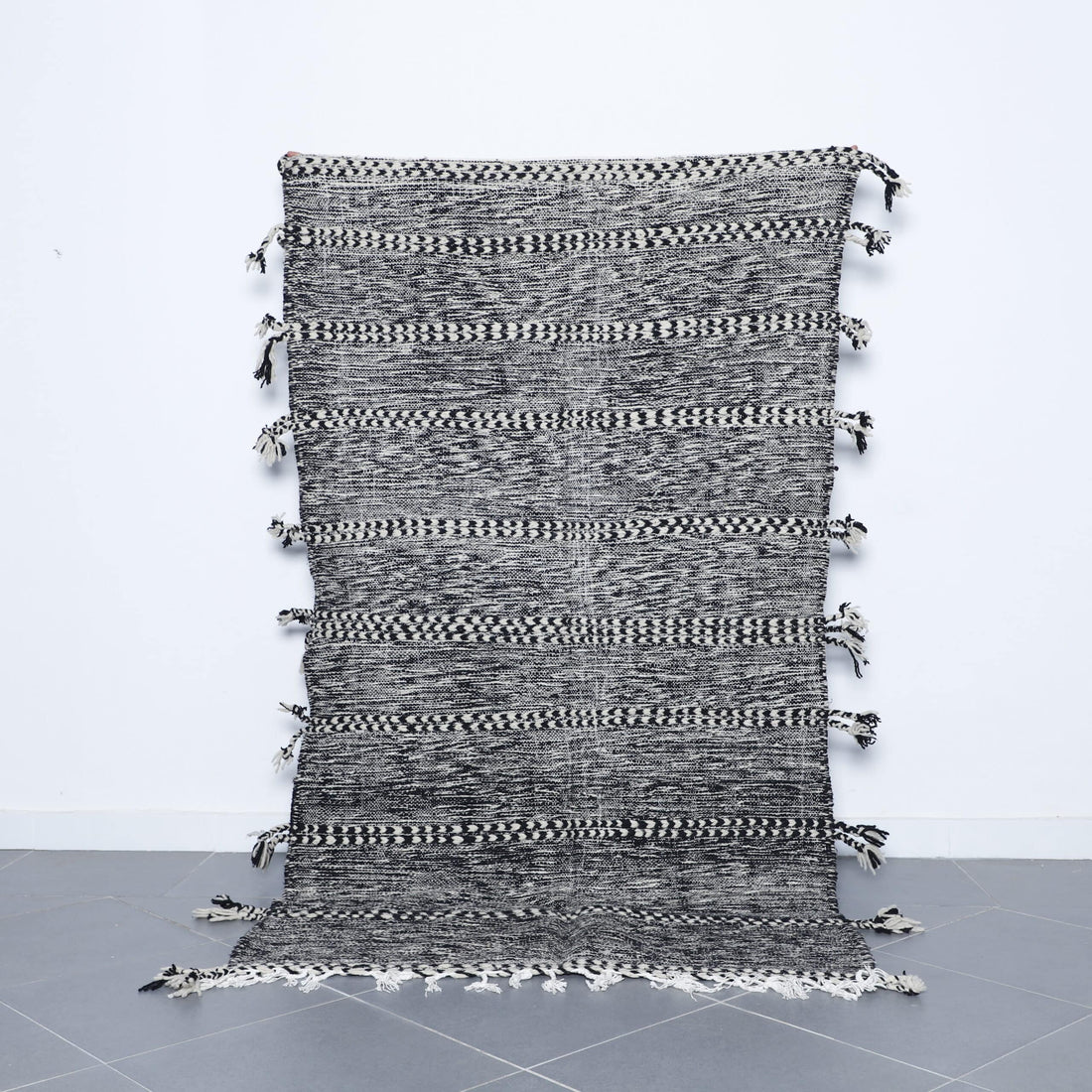 Zanafi Kilim Rug 7.9×4.4 Ft – Handwoven Black & White Moroccan Wool Carpet