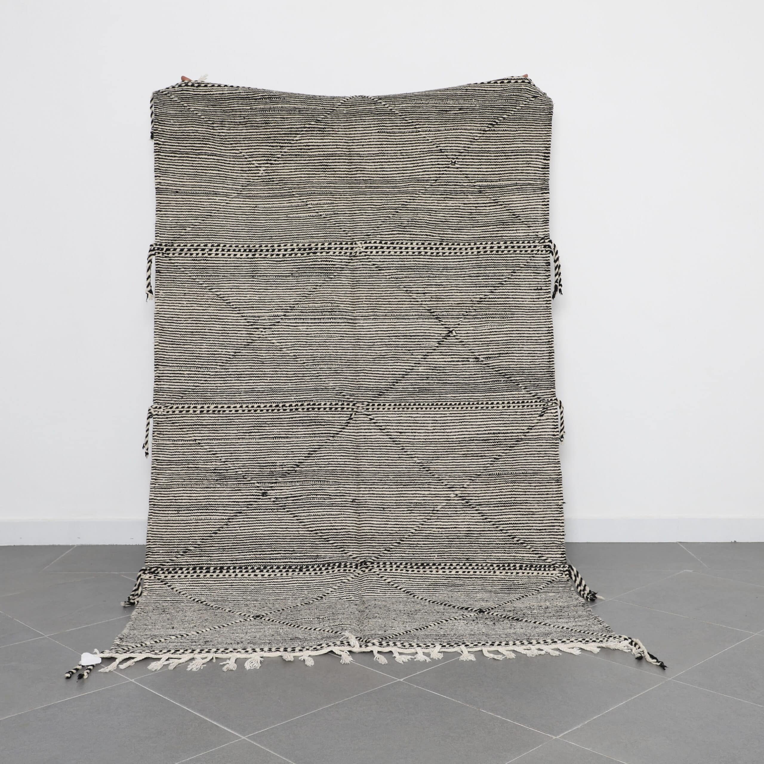 Zanafi Kilim Rug 8.2×4.8 Ft – Handwoven Moroccan Wool Rug