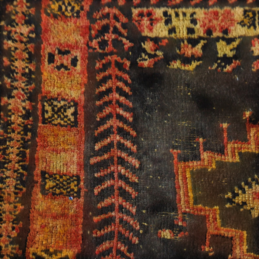 Old Black Wool Taznakht Rug 4.8×3.3 Ft – Vintage Handmade