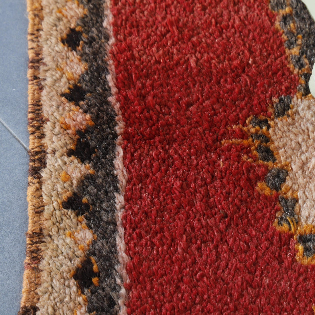 Taznakht Vintage Rug 5.7×3.2 Ft – Handmade Wool